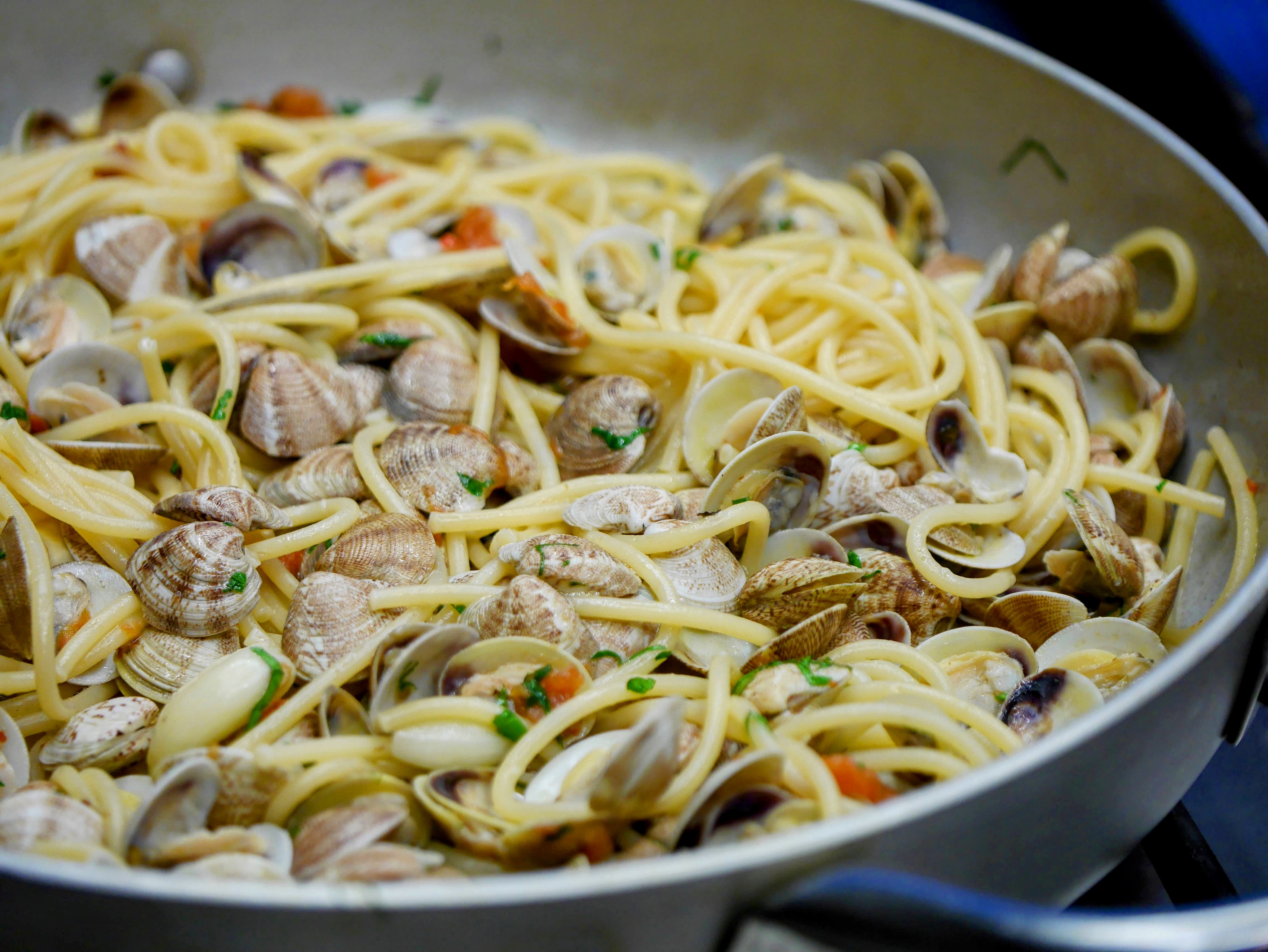 Schritt 4: Spaghettini mit eine Tasse Kochwasser im Muschelfond al dente garen