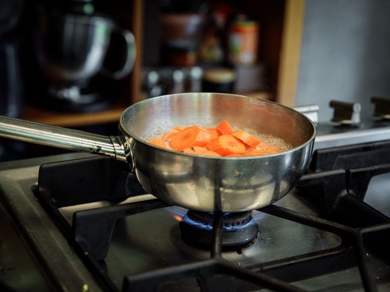 Schritt 1: Karotten weich dämpfen oder kochen, dann pürieren