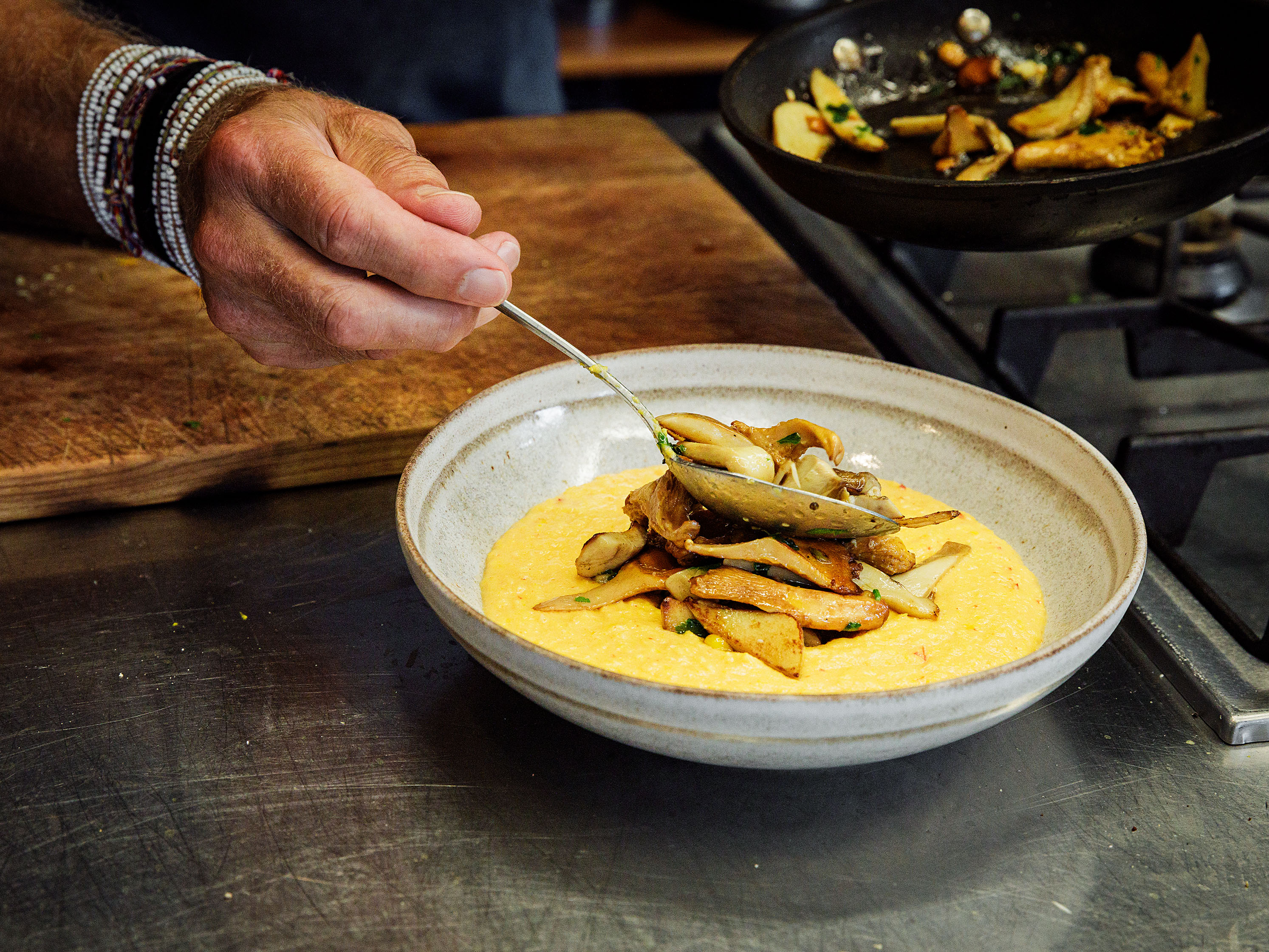 Schritt 3: Goldene Polenta mit Steinpilzen und Trüffeln zubereiten