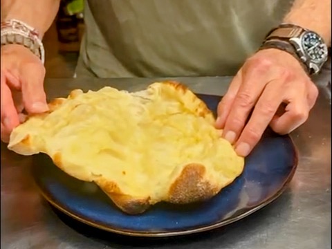 Schritt 2: Zubereitung der Pizza und Belegen für Caprese-Burrata Focaccia-Sandwich 