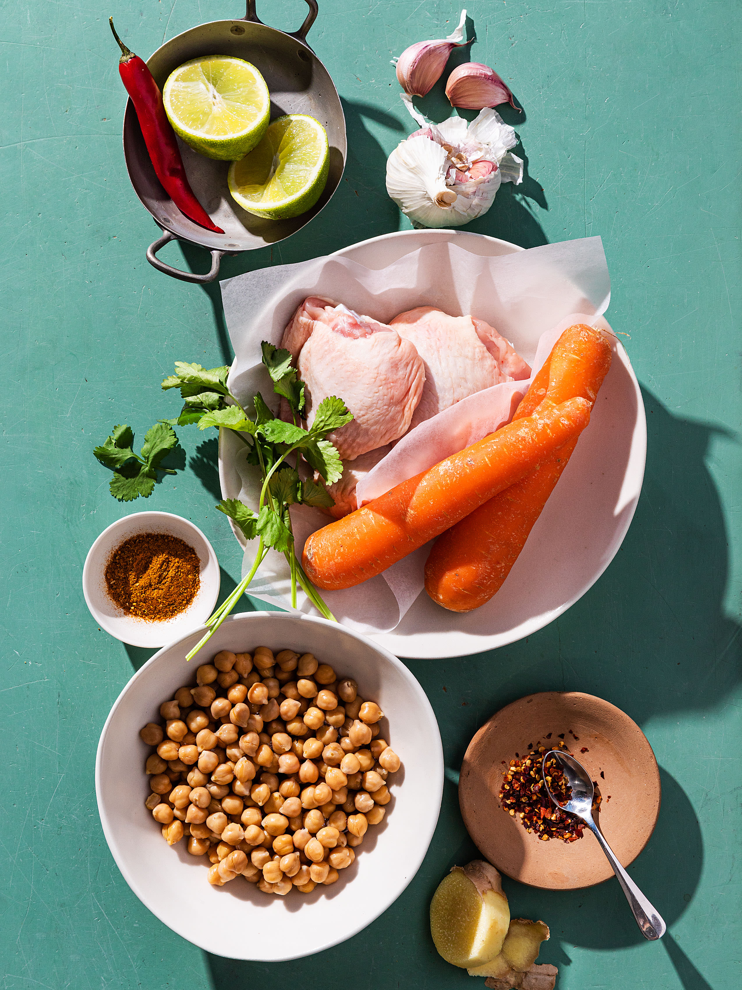 Wuerziges Huehnchen mit Karotten, Kichererbsen und gruenem Chili-Salat Rezept