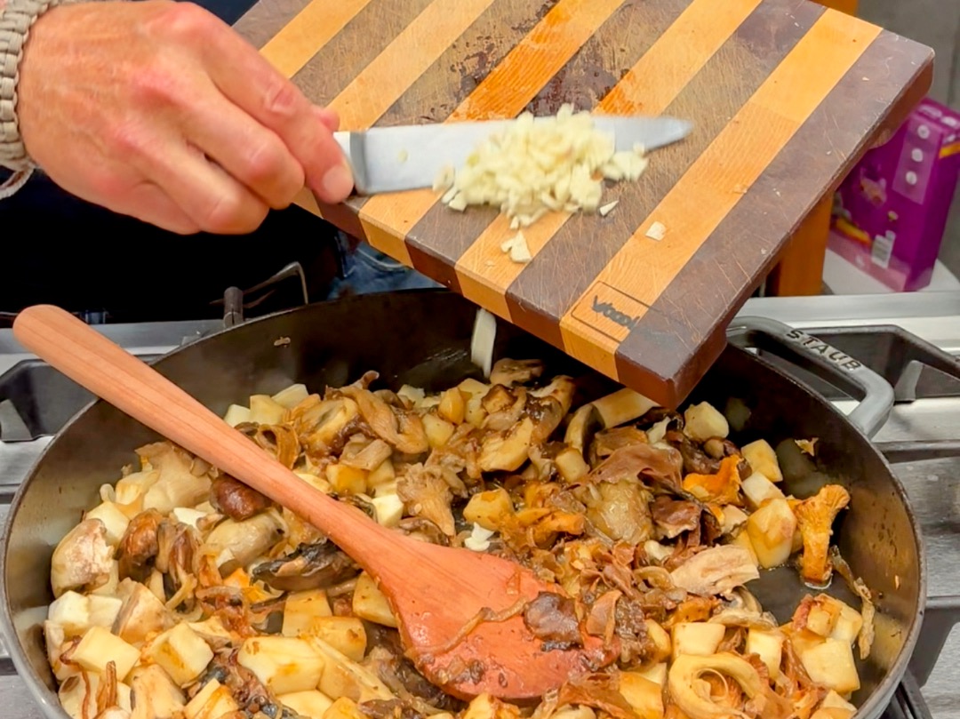 Schritt 1: Vorbereitung der Pilze für Pilz Ragout und Anbraten der Gemüsebasis 