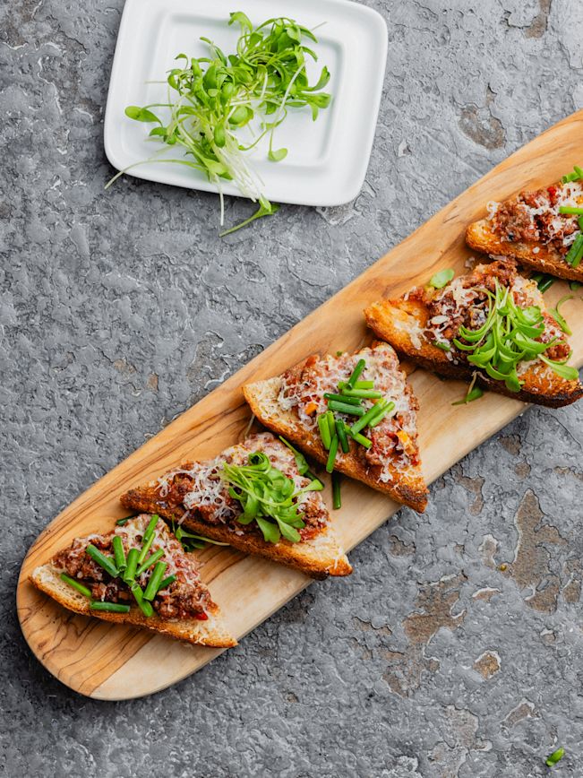 Bolognese-Toast mit Parmeggiano Rezept Bolognese-Toast mit Parmeggiano Rezept