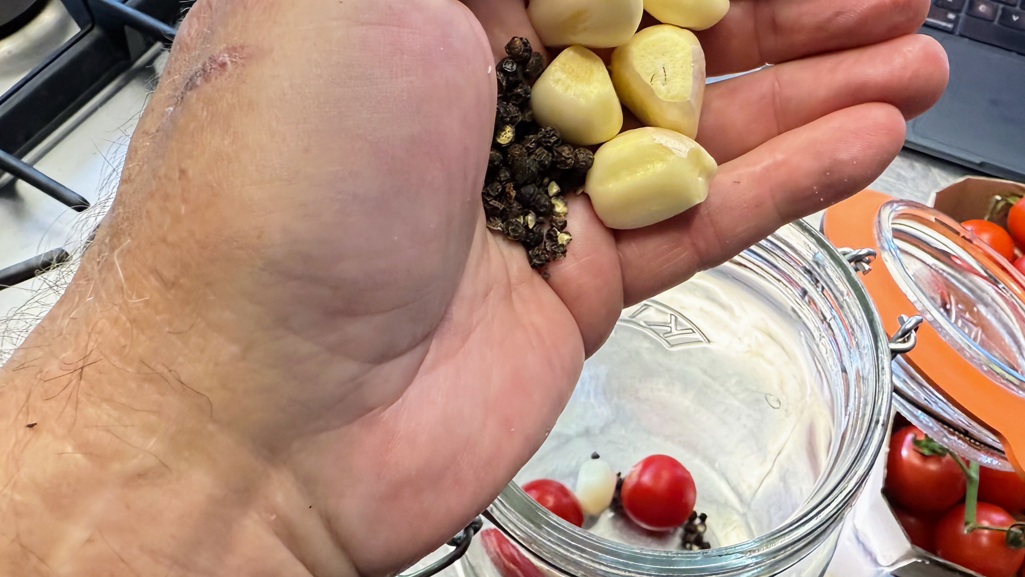 Schritt 1: Glas für Eingemachte Tomaten vorbereiten und Tomaten einlegen  