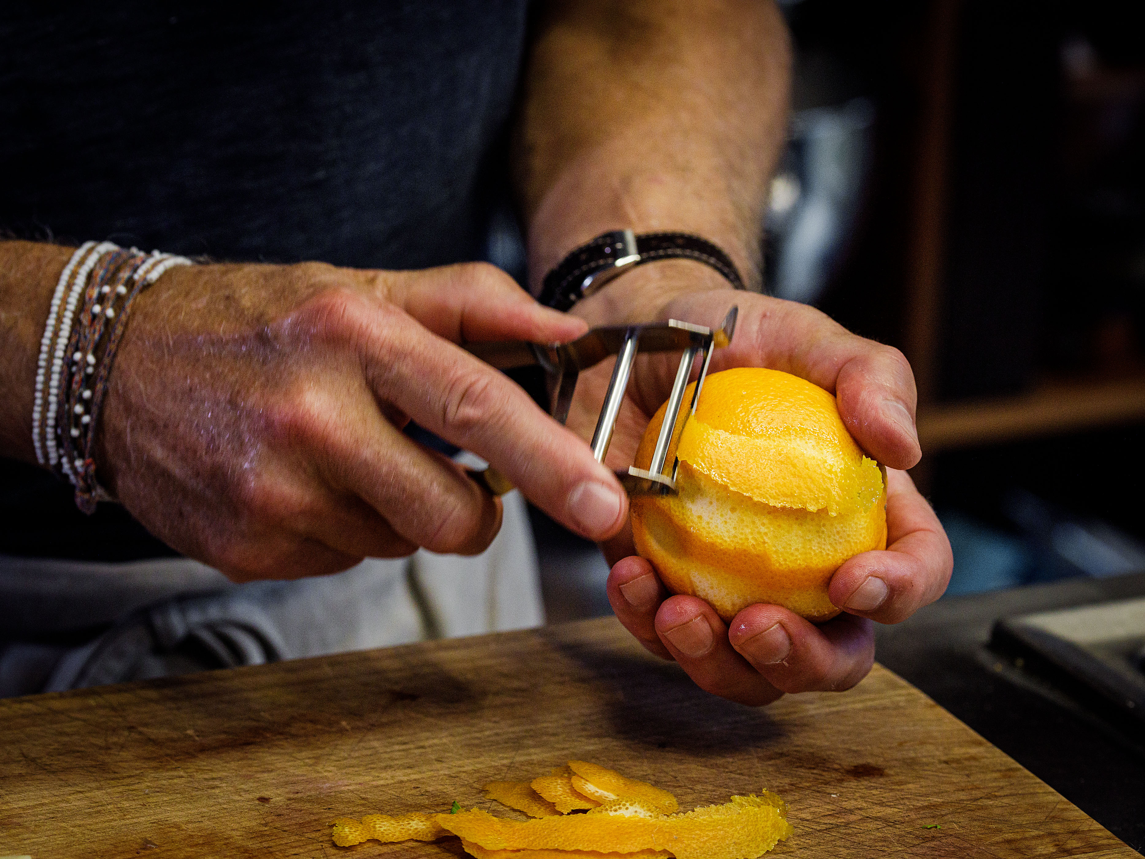 Schritt 2:  Gemüse für Toskanisches Ragout mit Orangen schneiden und andünsten.