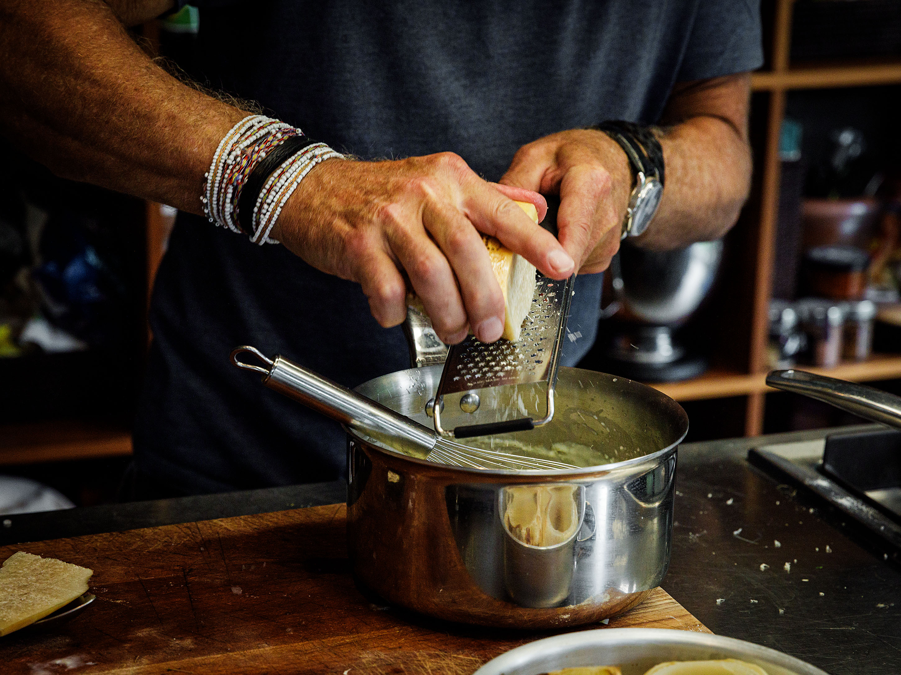 Schritt 4: Mit geriebenem Parmesan, Salz und Pfeffer kräftig würzen