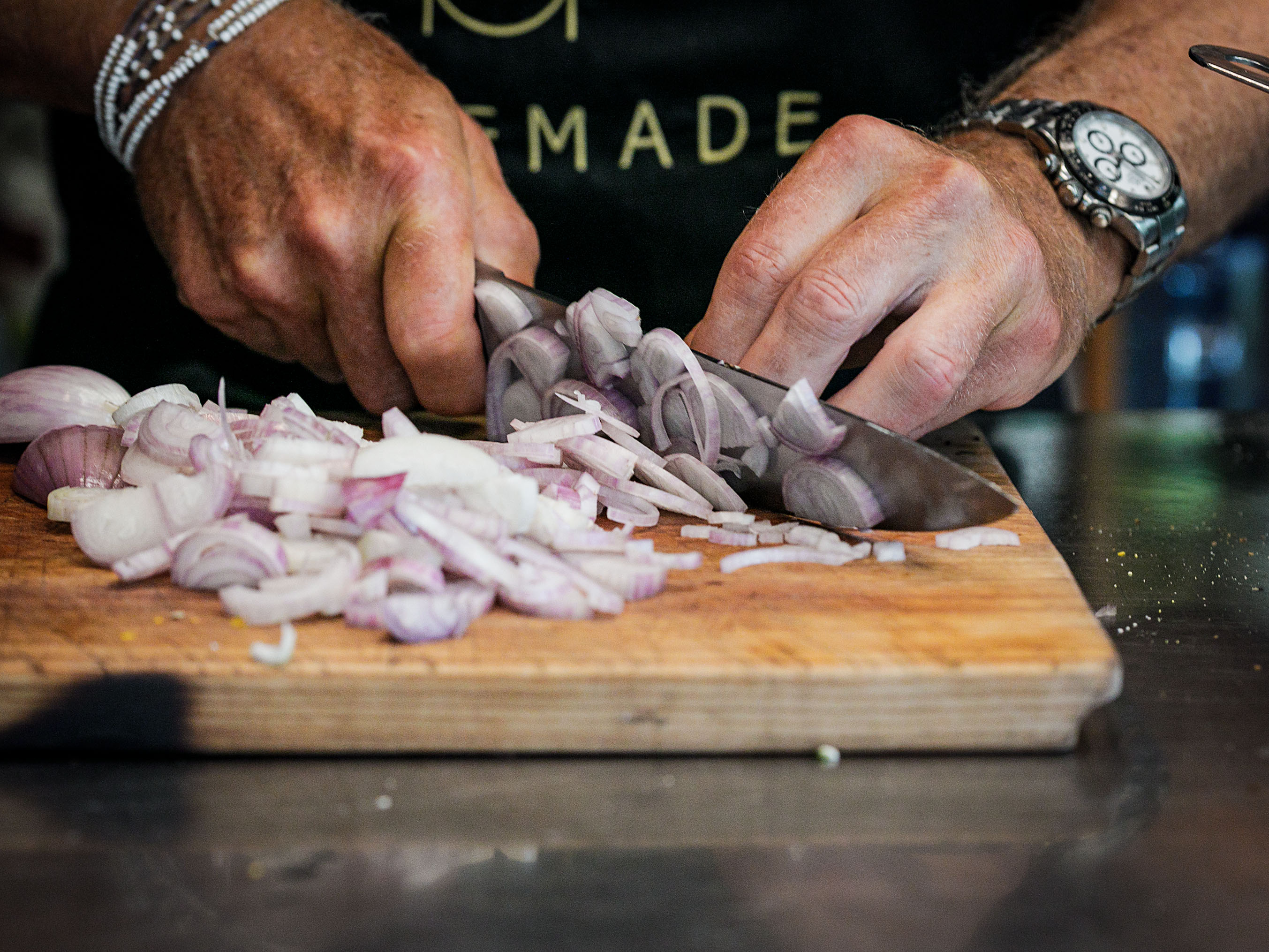 Schritt 1: Zwiebel schneiden für die Suppen-Zauberkugel mit Gemüse
