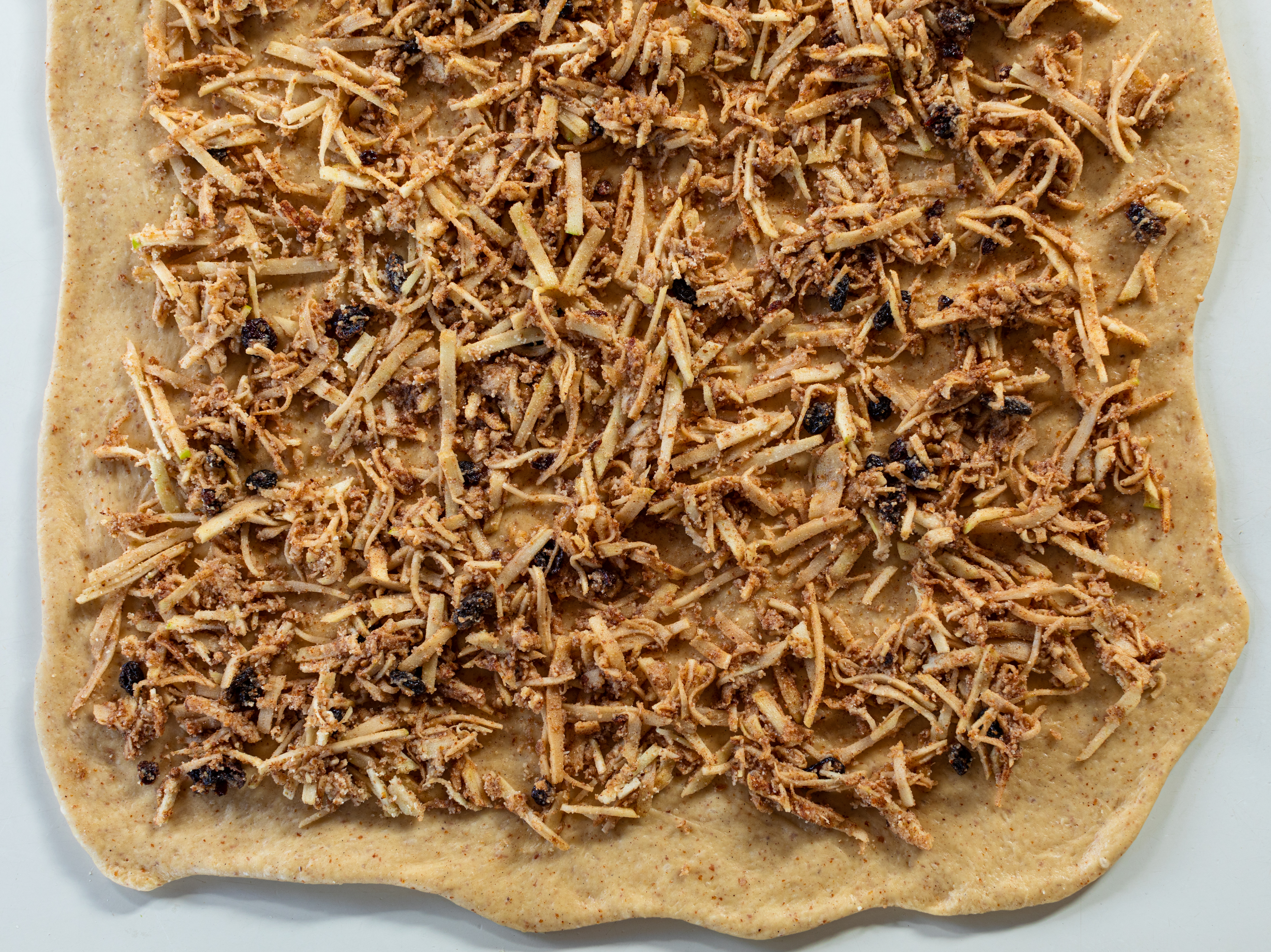 Schritt 3:  Teig für Apfel-Mandel-Zopf ausrollen und füllen 