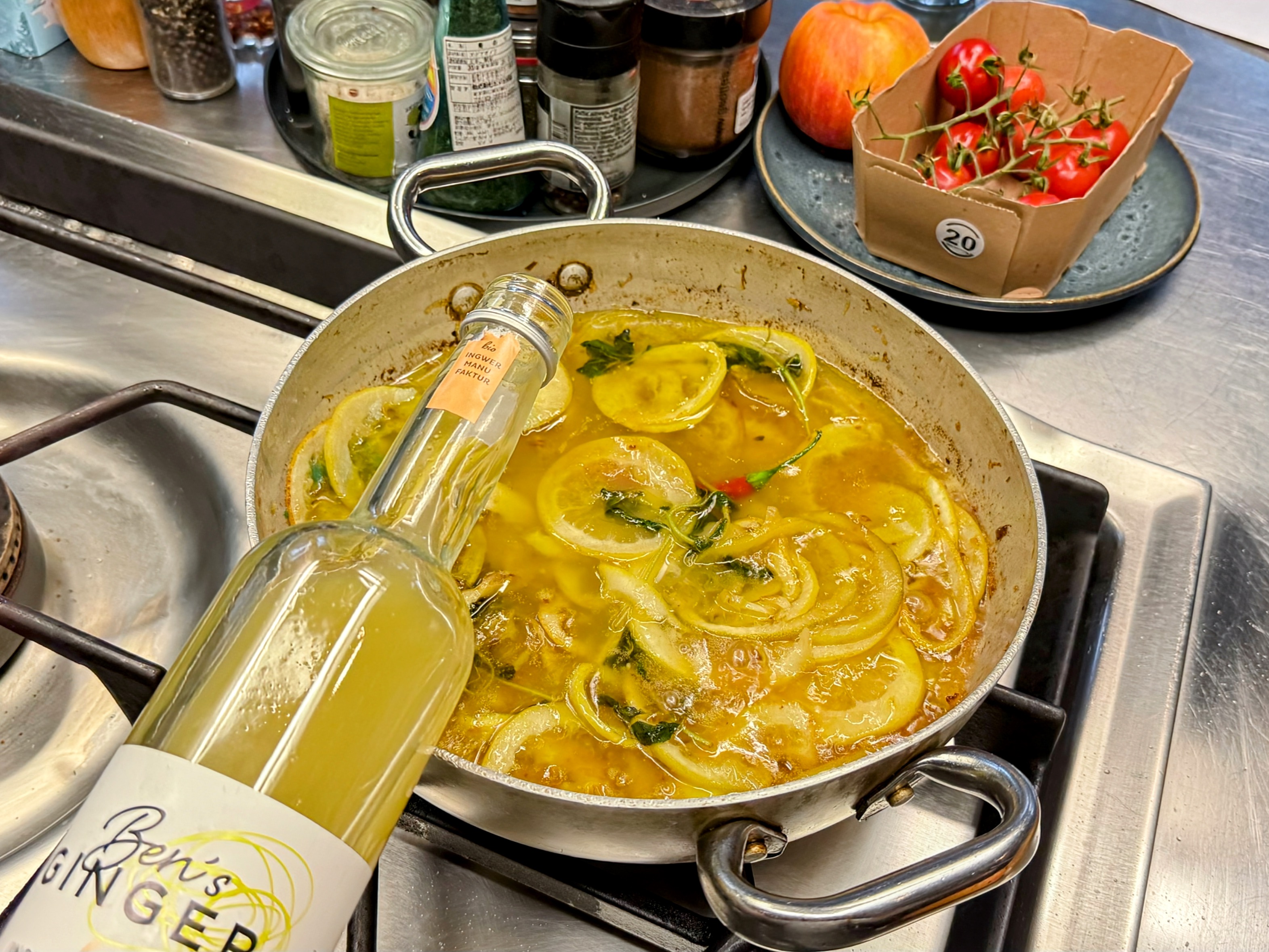 Schritt 1: Zitrusfrüchte für Grapefruit Carpaccio mit spicy Zitrus-Dressing vorbereiten und aromatisch schmoren  