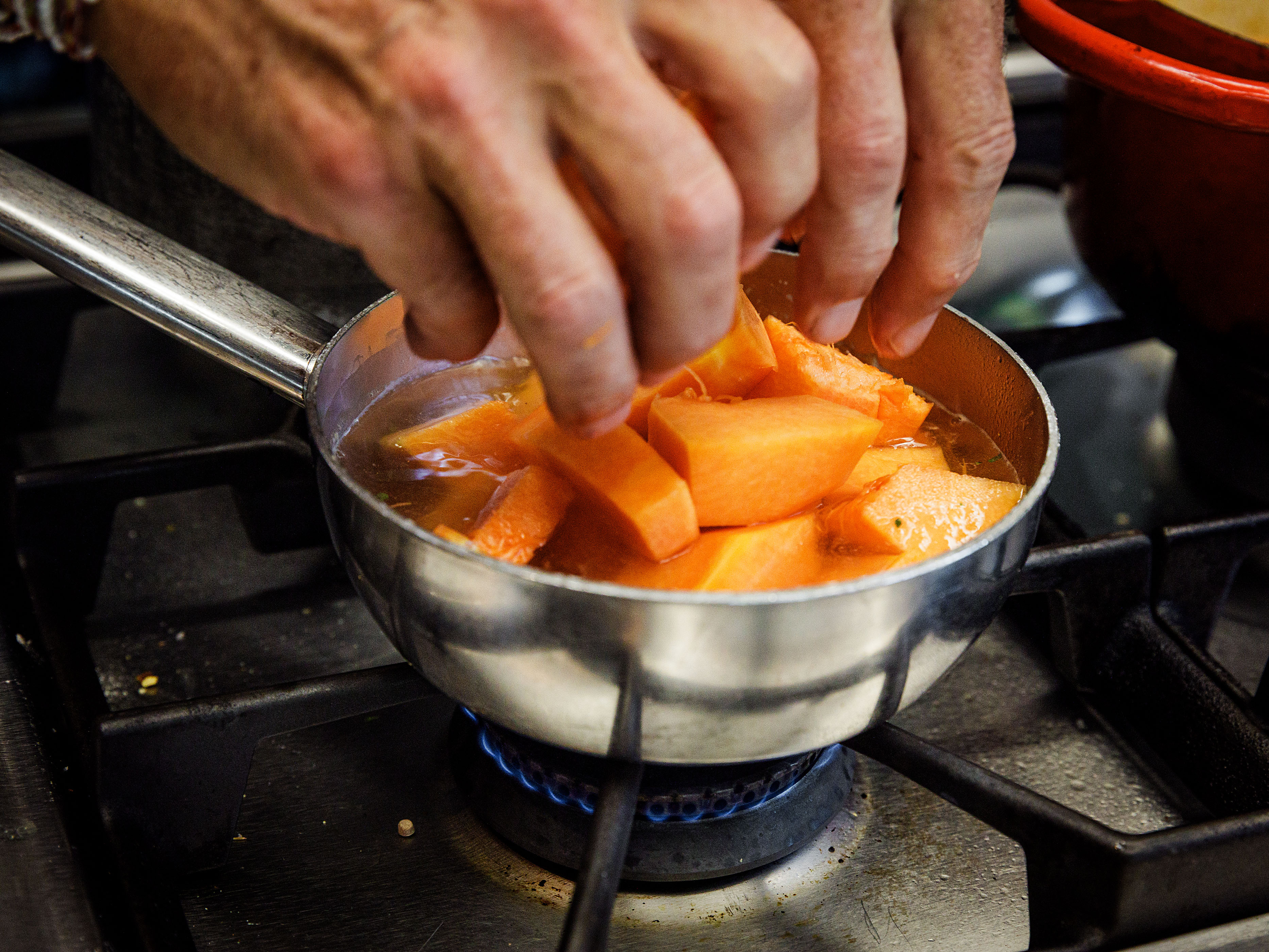 Schritt 1: Kürbis für Kürbis-Mascarpone-Suppe mit Absinth kochen 