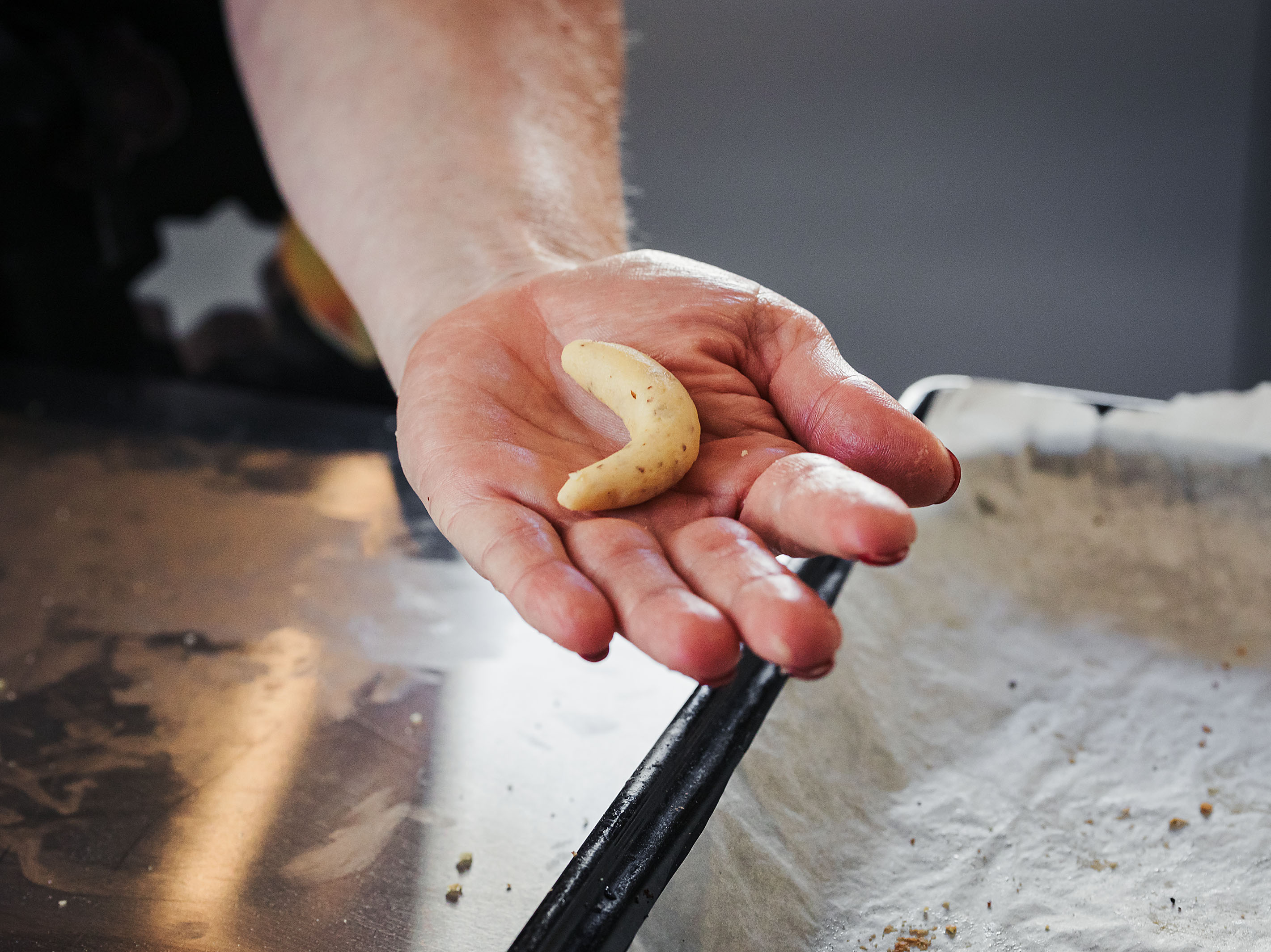 Schritt 2: Die Enden leicht zusammendrücken, sodass die typische Vanillekipferl-Form entsteht.