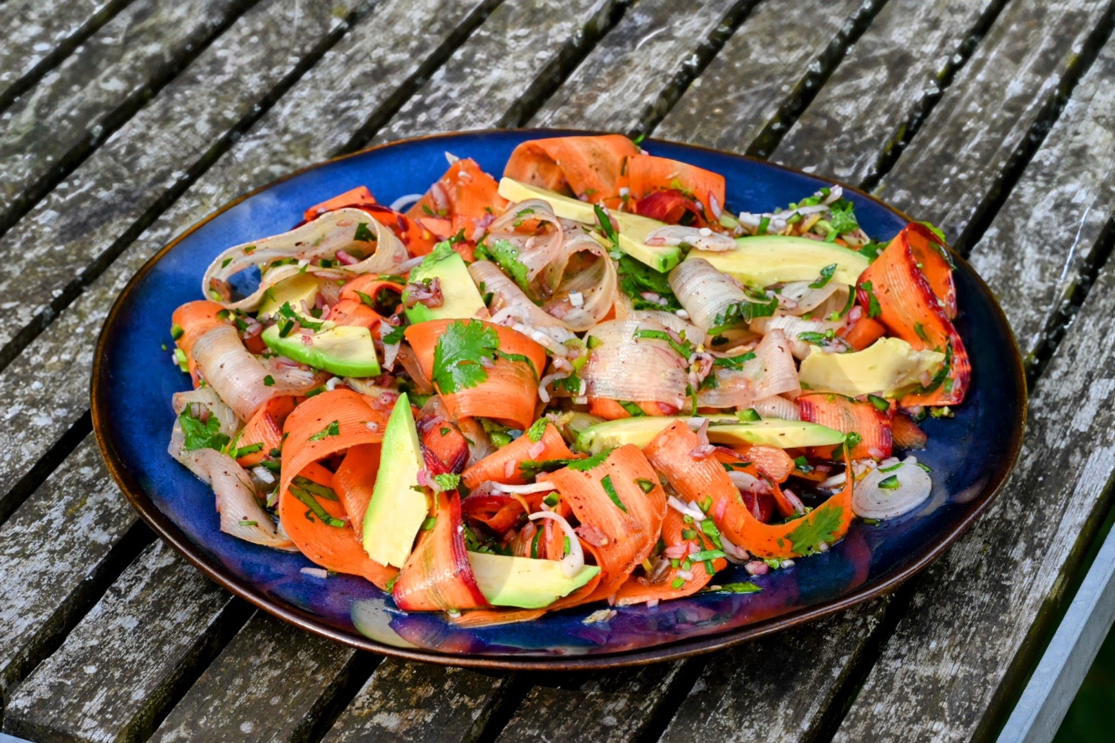 Schritt 3: Karottensalat mit Schalotten und Kräutern anrichten