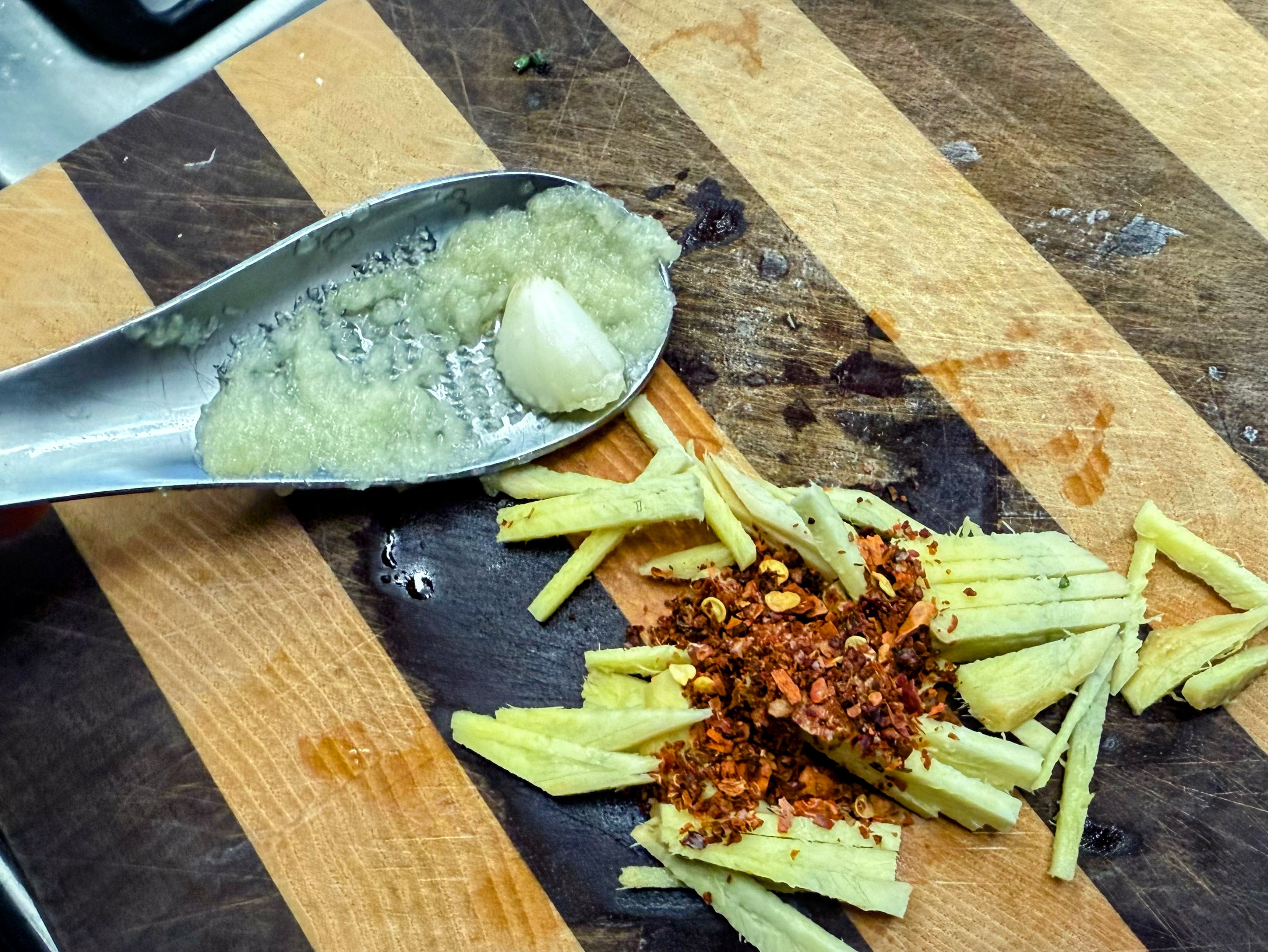 Schritt 1: Zimt-Chili-Öl für Röstpilze mit Polenta und Ingweröl vorbereiten 