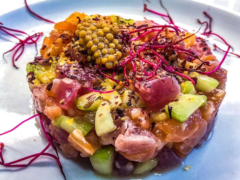 Schritt 3: Auf Teller anrichten, mit Koriander dekorieren und mit zerbröselten Wasabi-Erdnüssen und Noriflocken bestreuen Schritt 3: Auf Teller anrichten, mit Koriander dekorieren und mit zerbröselten Wasabi-Erdnüssen und Noriflocken bestreuen