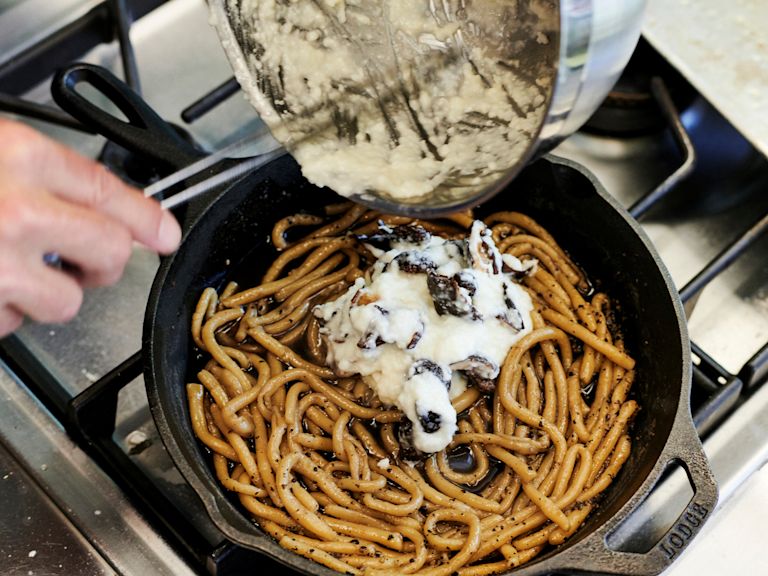 Schritt 8: Pecorino-Creme und gebratene Pilze zu den Pici geben Schritt 8: Pecorino-Creme und gebratene Pilze zu den Pici geben