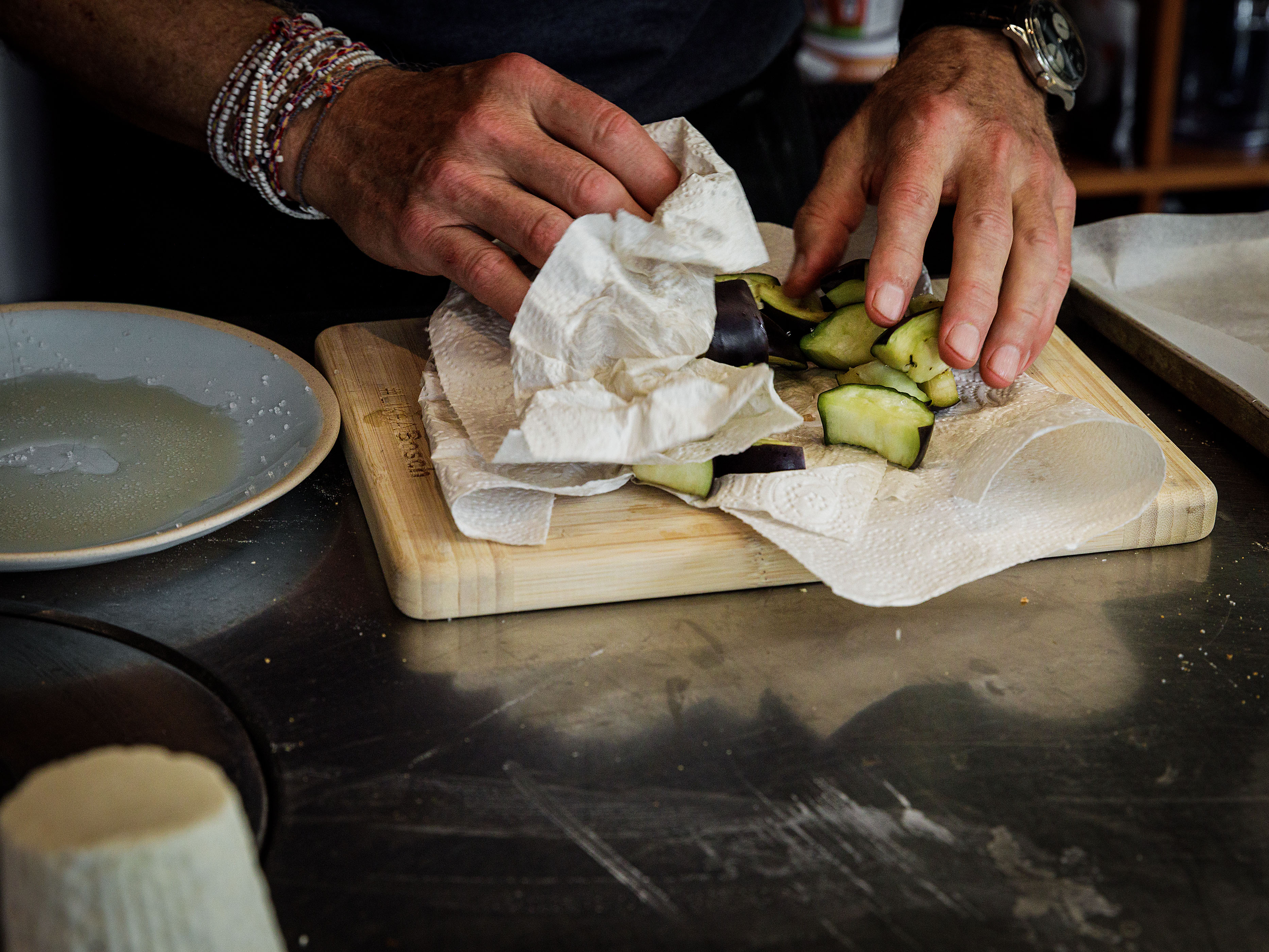 Schritt 1: Auberginen sorgfältig mit Küchenpapier trocken tupfen