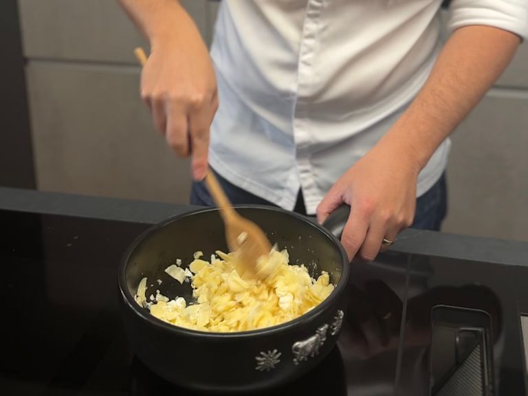 Step 5: Fondue Käse im Topf in Form einer 8 rühren Step 5: Fondue Käse im Topf in Form einer 8 rühren