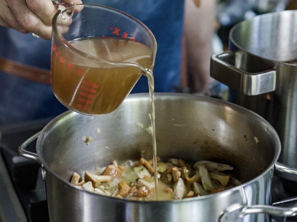 Schritt 1: Pilze für Pilzsuppe mit Safran garen 