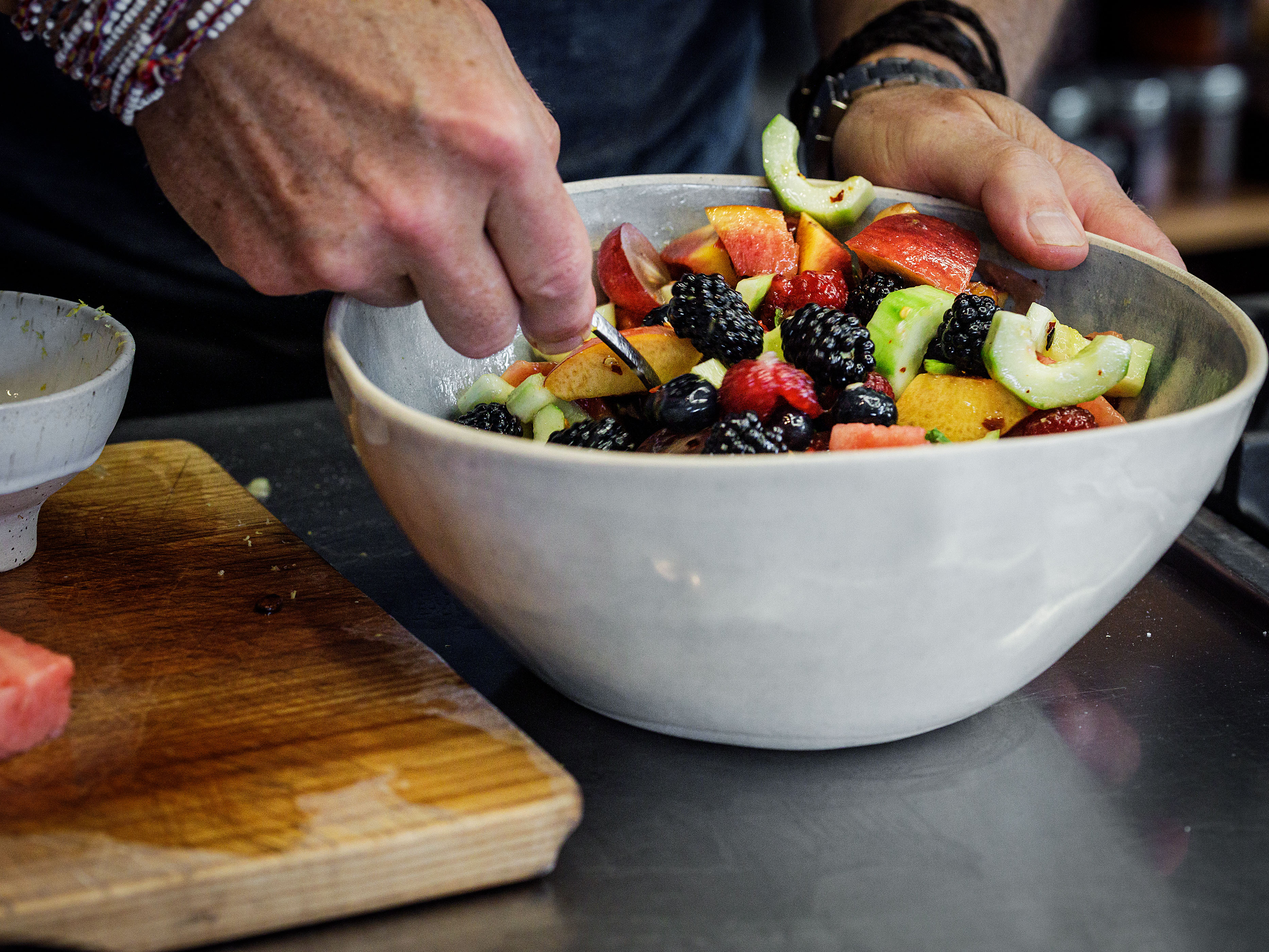 Schritt 3: Früchte, Gurke und Beeren vorsichtig mit der Minze und dem Dressing mischen