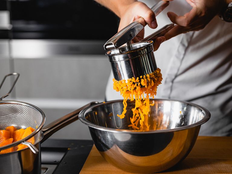 Schritt 1: Gnocchi für Vegane Süsskartoffel Gnocchi mit Tomaten, Rucola und Pinienkerne zubereiten Schritt 1: Gnocchi für Vegane Süsskartoffel Gnocchi mit Tomaten, Rucola und Pinienkerne zubereiten