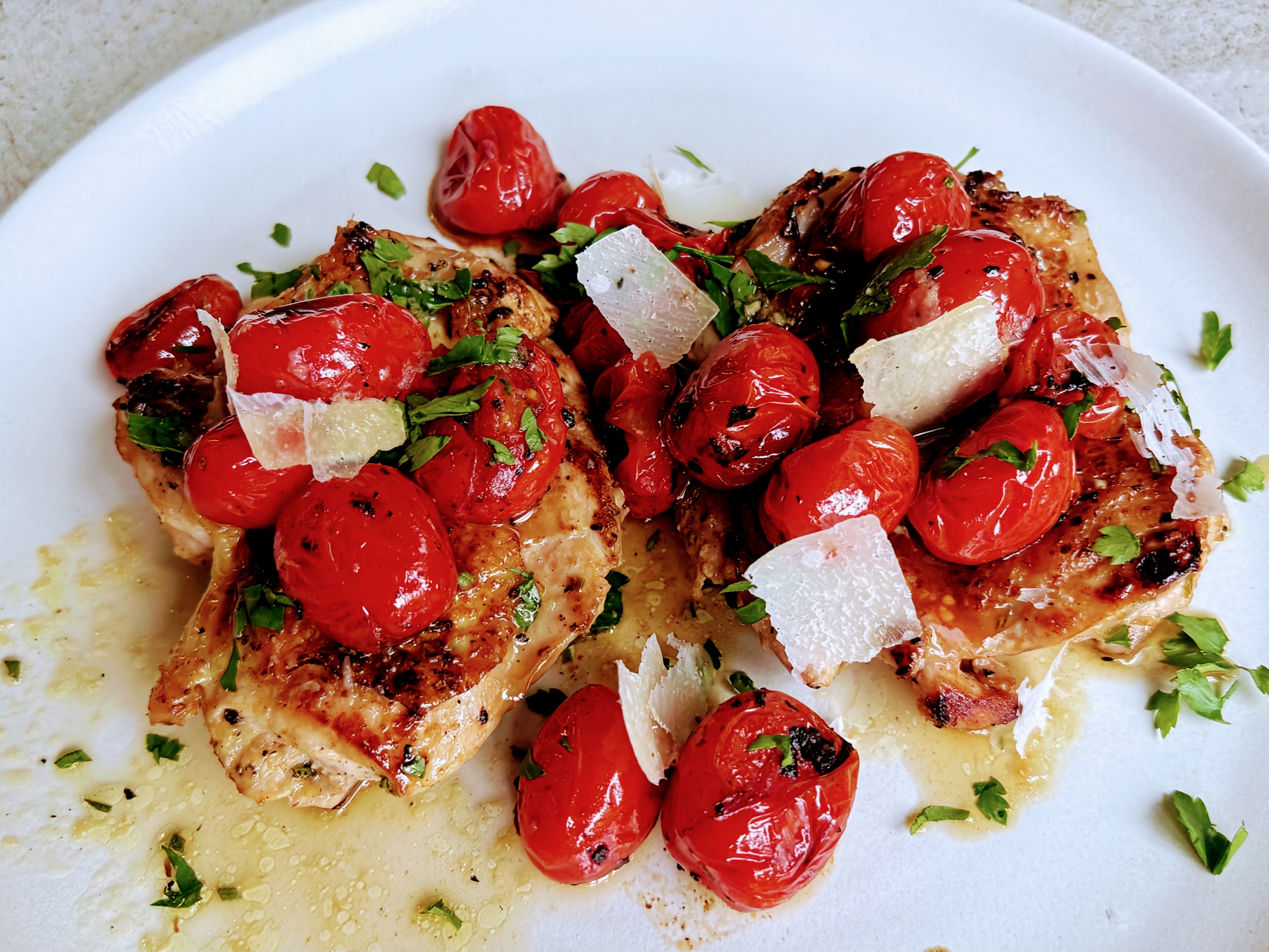 Schritt 2: Tomaten für Zitronen-Knoblauch-Pouletsteaks mit Kirschtomaten sautieren und servieren