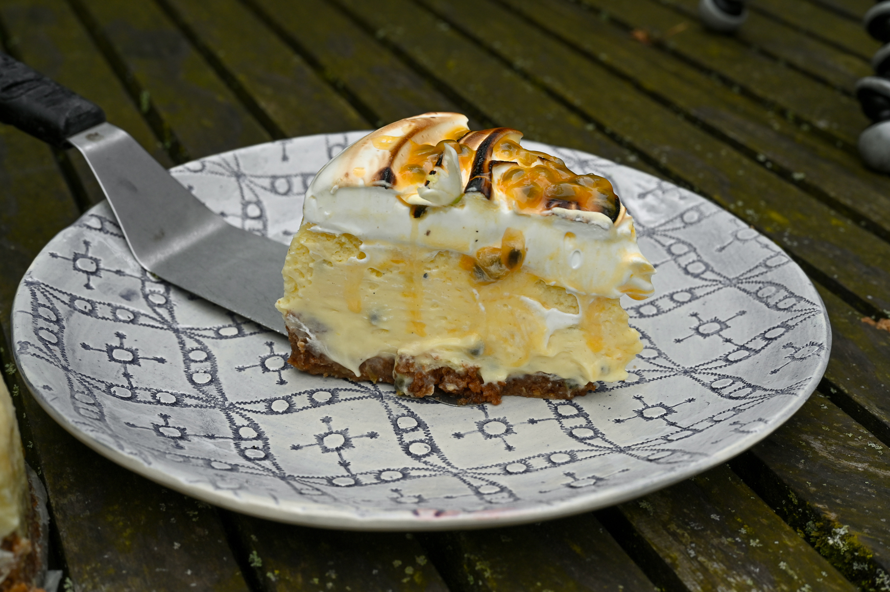 Schritt 4: Mascarpone-Meringue-Cheesecake mit Passionsfrucht füllen und Cheesecake backen