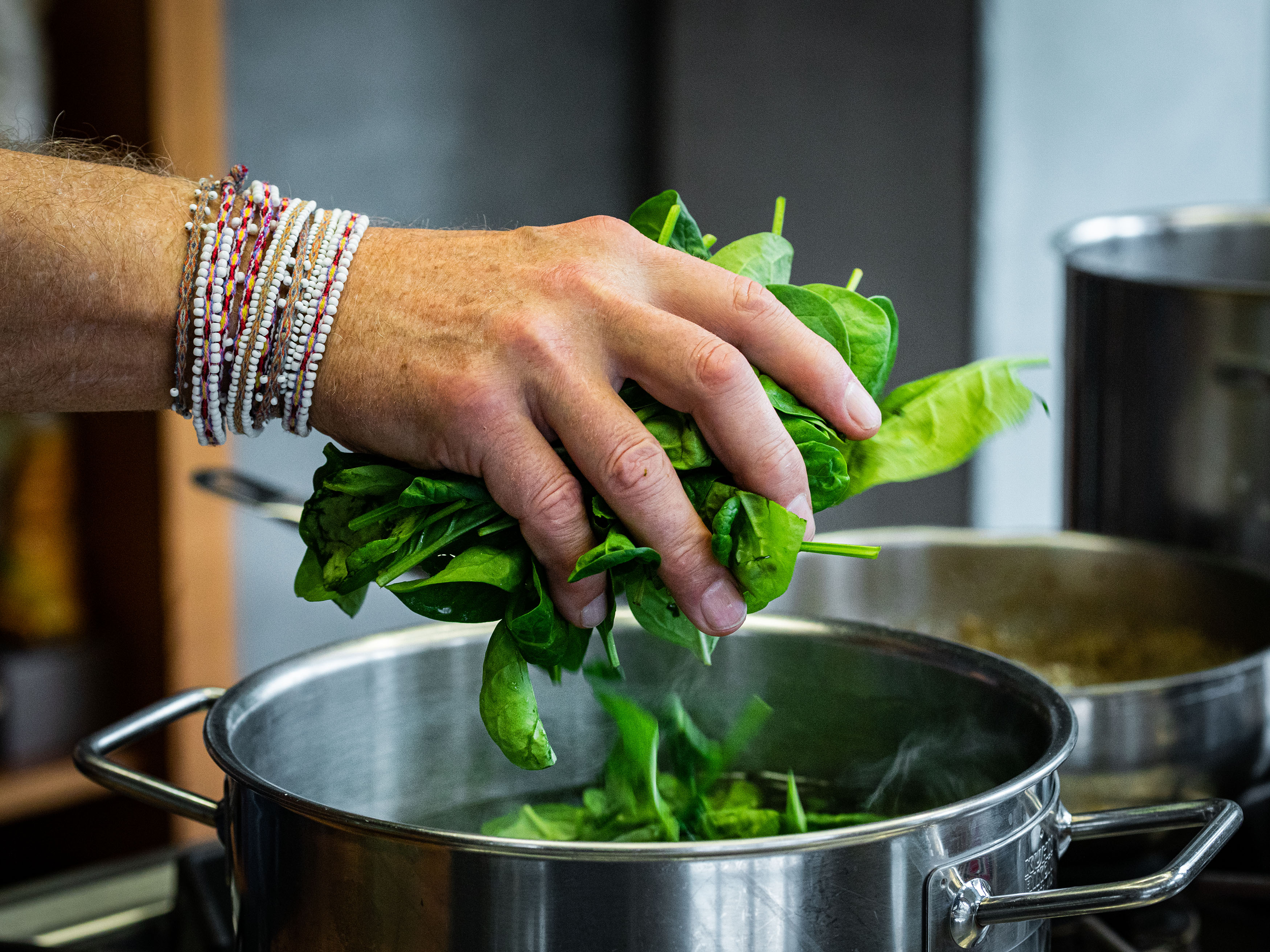 Schritt 2: Suppe Erbsen-Spargel-Bisque mit Lavendel-Crème-fraîche und Spargelöl pürieren 