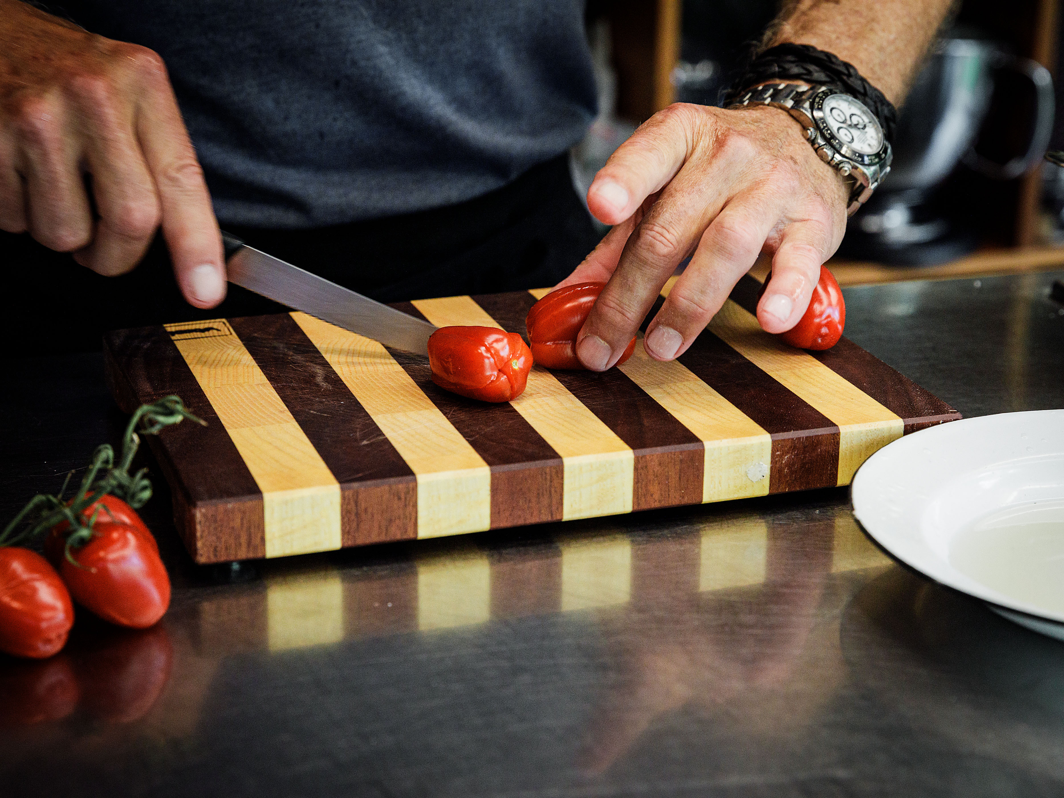 Schritt 1: Cherrytomaten waschen und halbieren