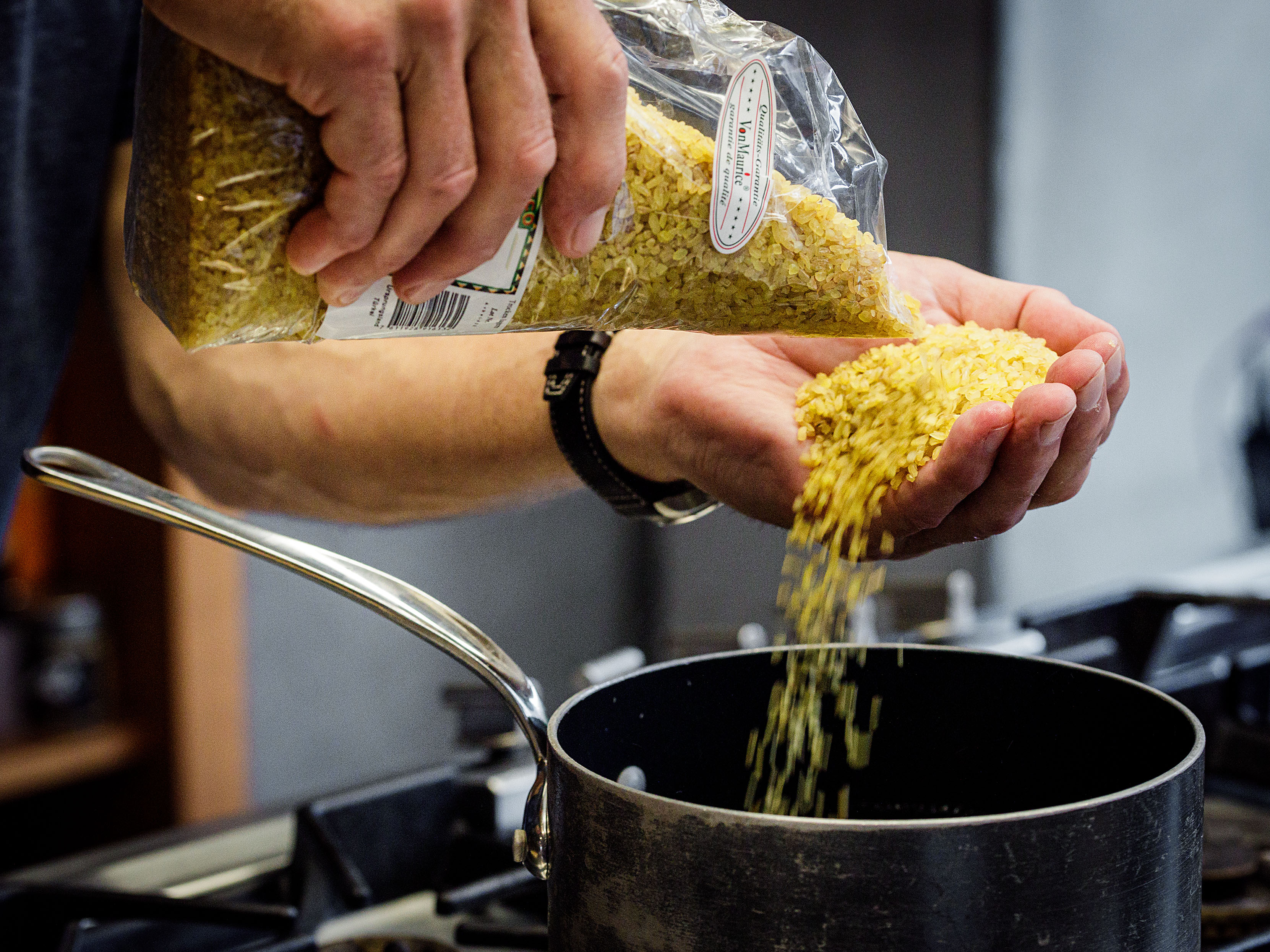 Schritt 5: Bulgur-Fenchelsalat  für Orangen-mariniertes Huhn mit Fenchel- und Blutorangen-Salat zubereiten und anrichten
