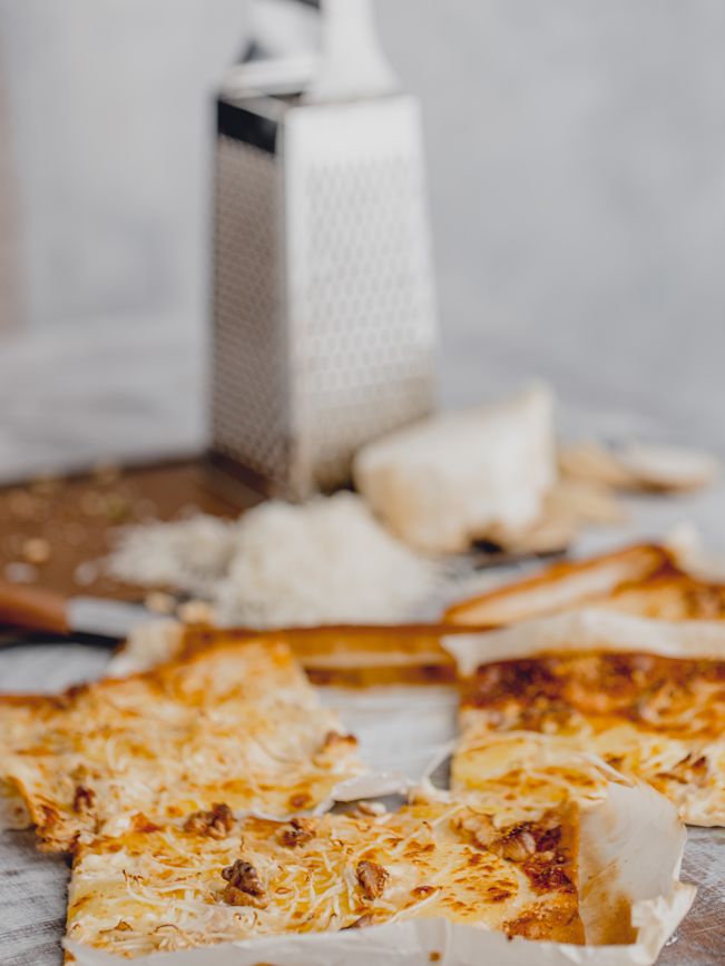 Flammkuchen mit Sellerie, Ananas und Walnüssen Rezept Flammkuchen mit Sellerie, Ananas und Walnüssen Rezept