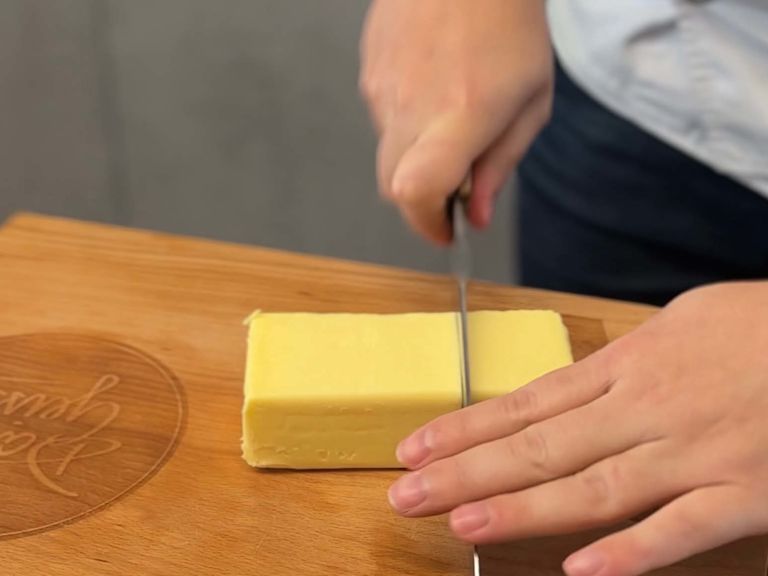 Step 1: Harte Butter zurechtschneiden Step 1: Harte Butter zurechtschneiden