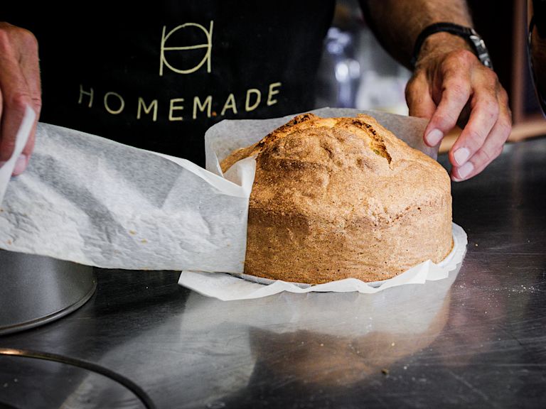 Schritt 3: Kuchenteig in die Form füllen und im vorgeheizten Ofen zirka 50 Minuten backen, danach aus dem Ofen nehmen und abkühlen lassen Schritt 3: Kuchenteig in die Form füllen und im vorgeheizten Ofen zirka 50 Minuten backen, danach aus dem Ofen nehmen und abkühlen lassen
