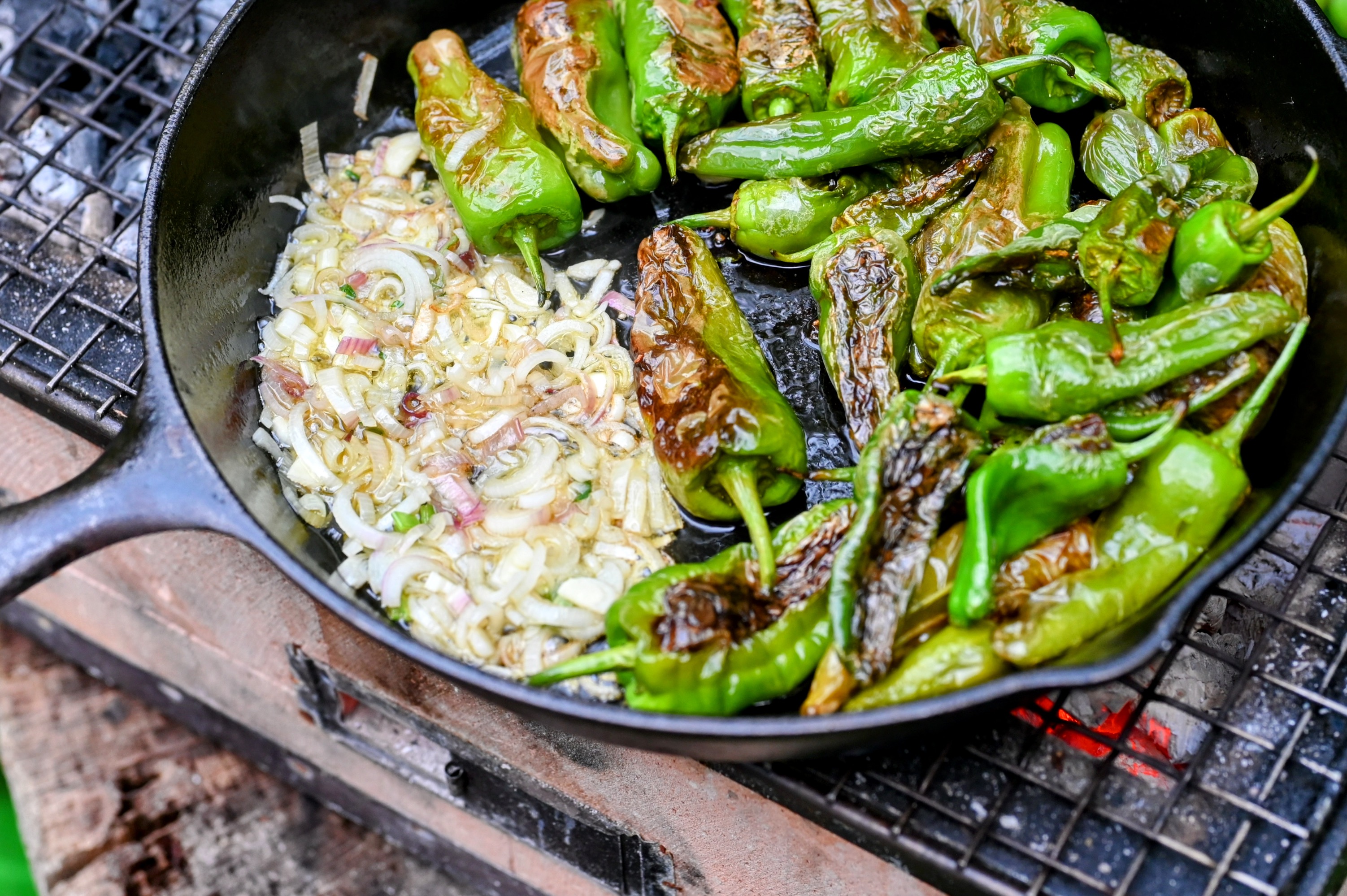 Schritt 3: Pimientos de Padrón mit Zwiebeln und Zitronen würzen und anrichten