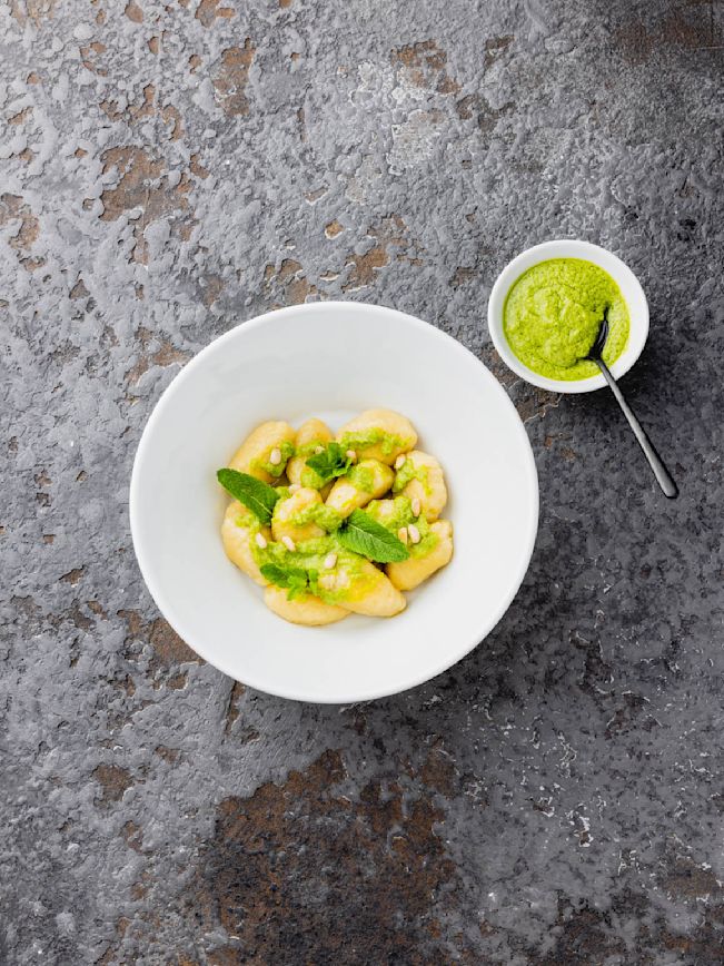 Gnocchi mit Erbsen-Minz-Pesto und gerösteten Haselnüssen Rezept