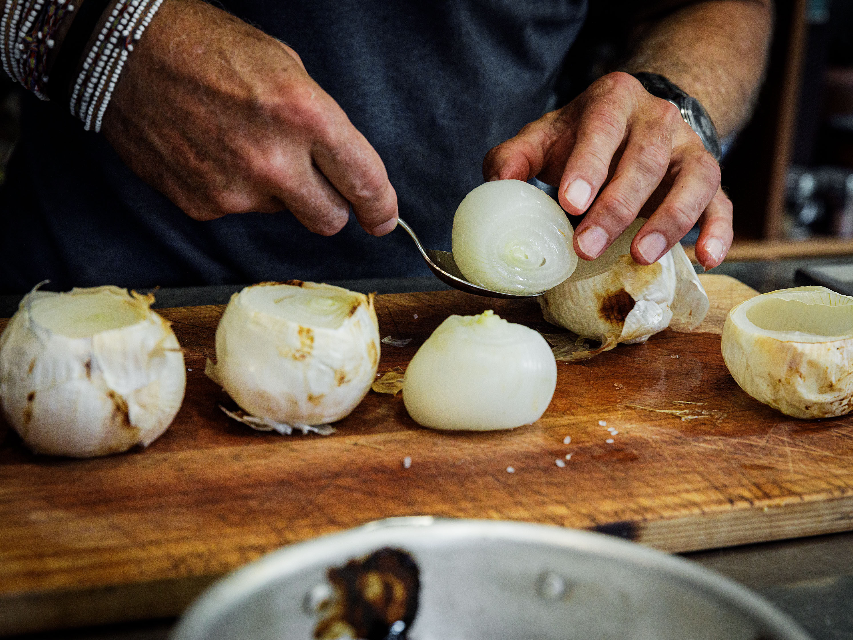 Schritt 2: Das obere Viertel der Zwiebeln abschneiden und das Herz mit einem Löffel herausheben