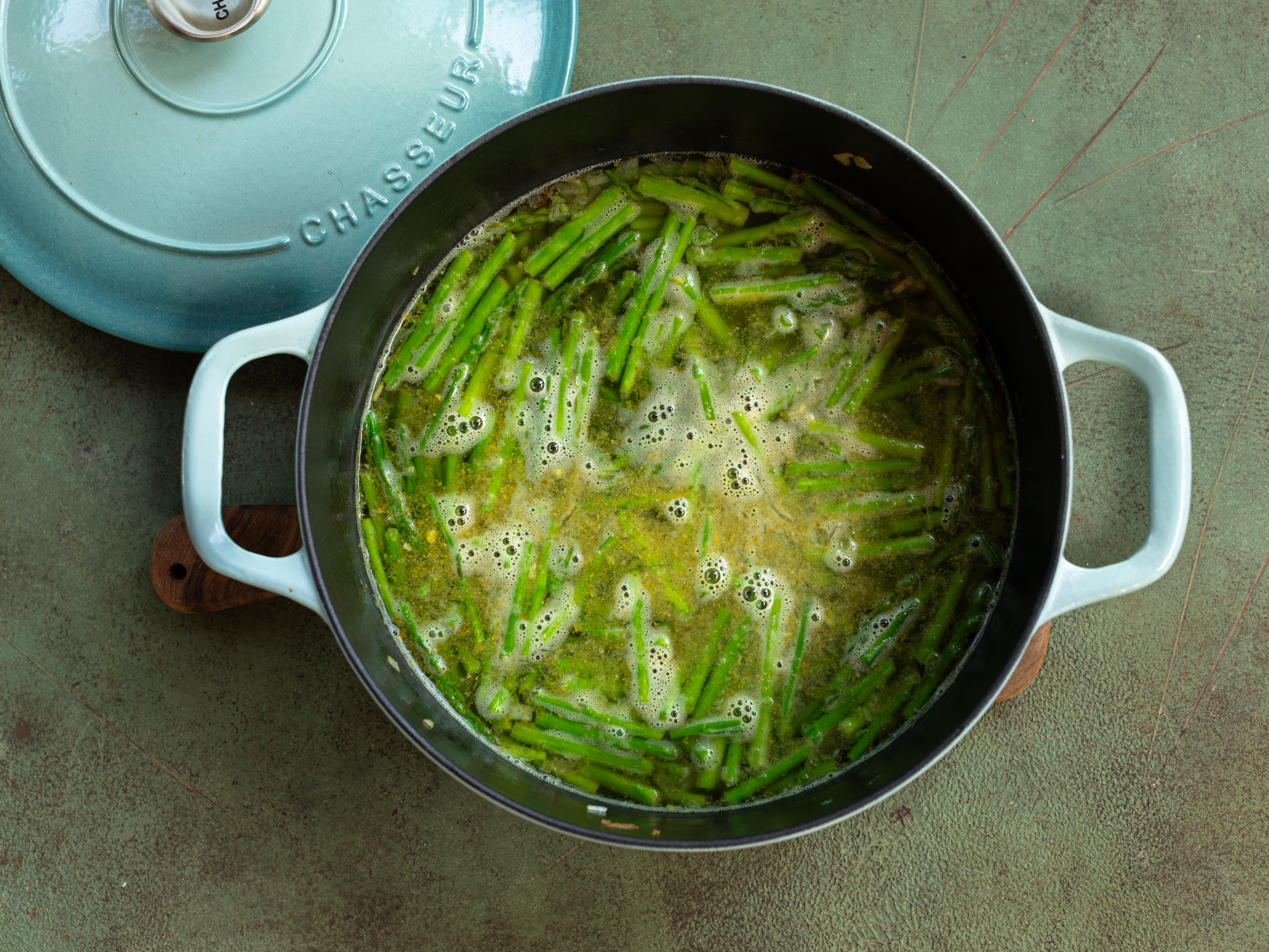Schritt 1: Den trockenen Weisswein hinzufügen und kurz einkochen lassen, bis der Alkohol verdampft ist
