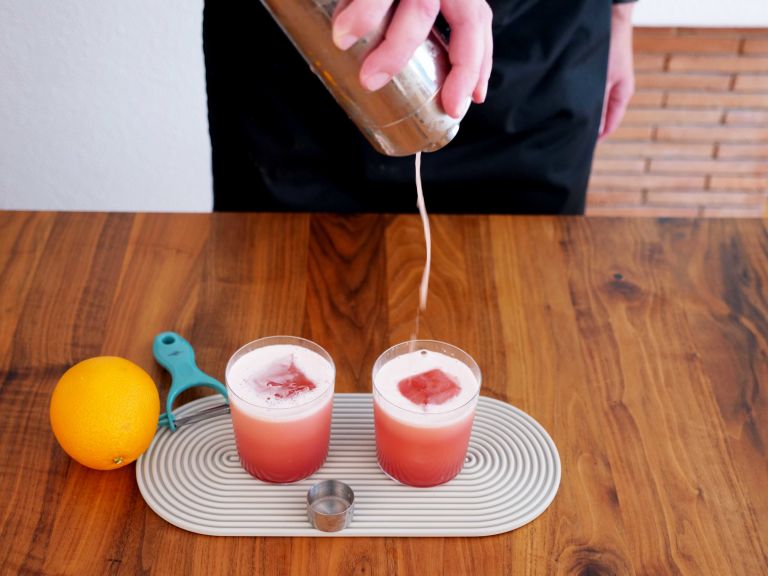 5. Cocktail auf Eis abseihen