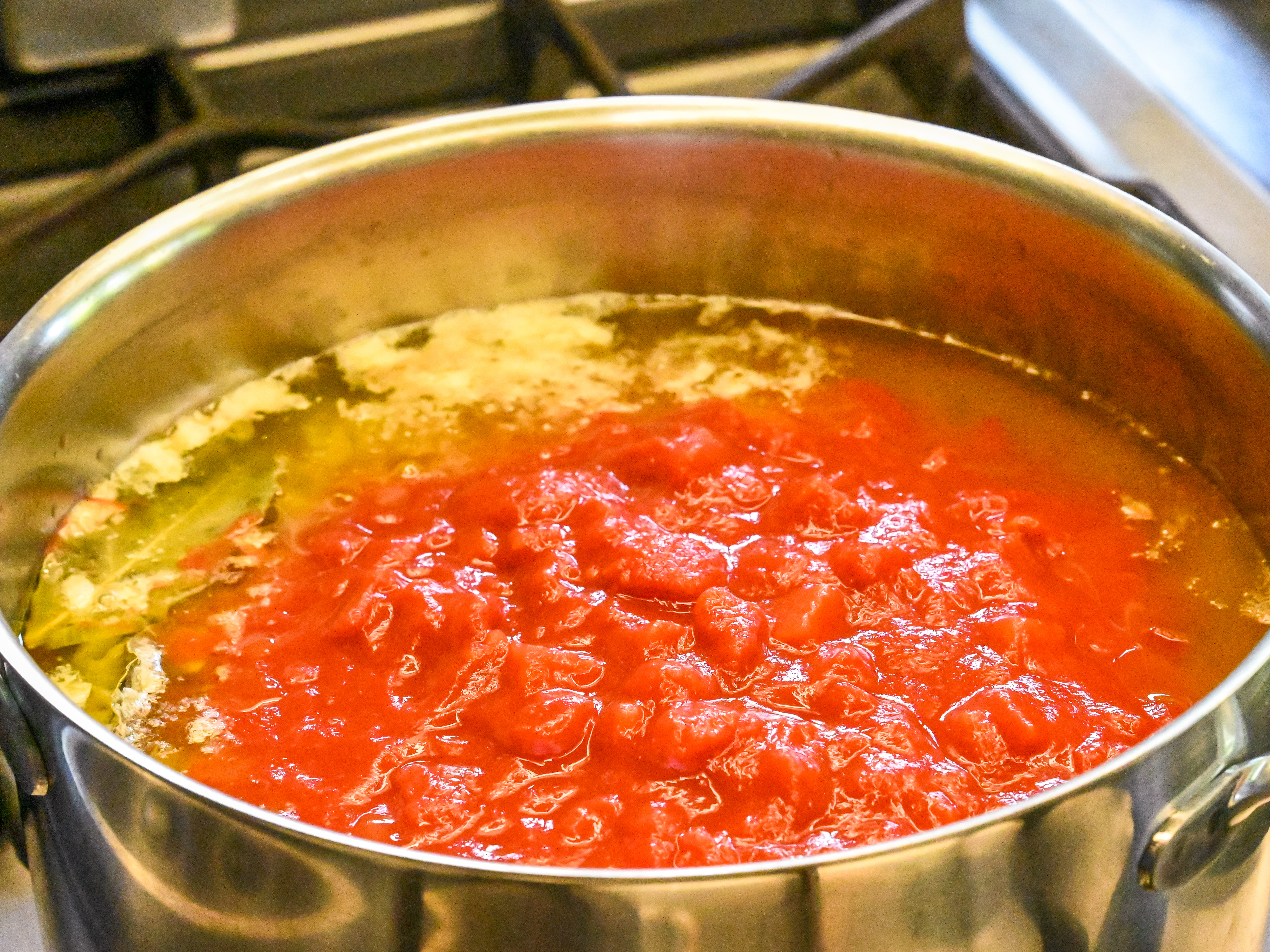 Schritt 1: Die Pelati dazugeben um den Sugo einzukochen.