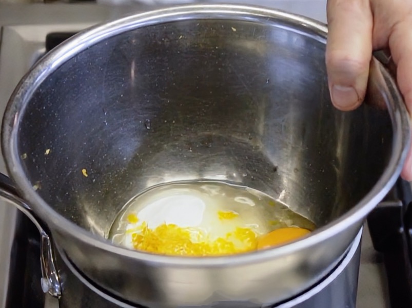 Schritt 1: Basis-Mischung für Cremige Zitronen-Mousse vorbereiten 