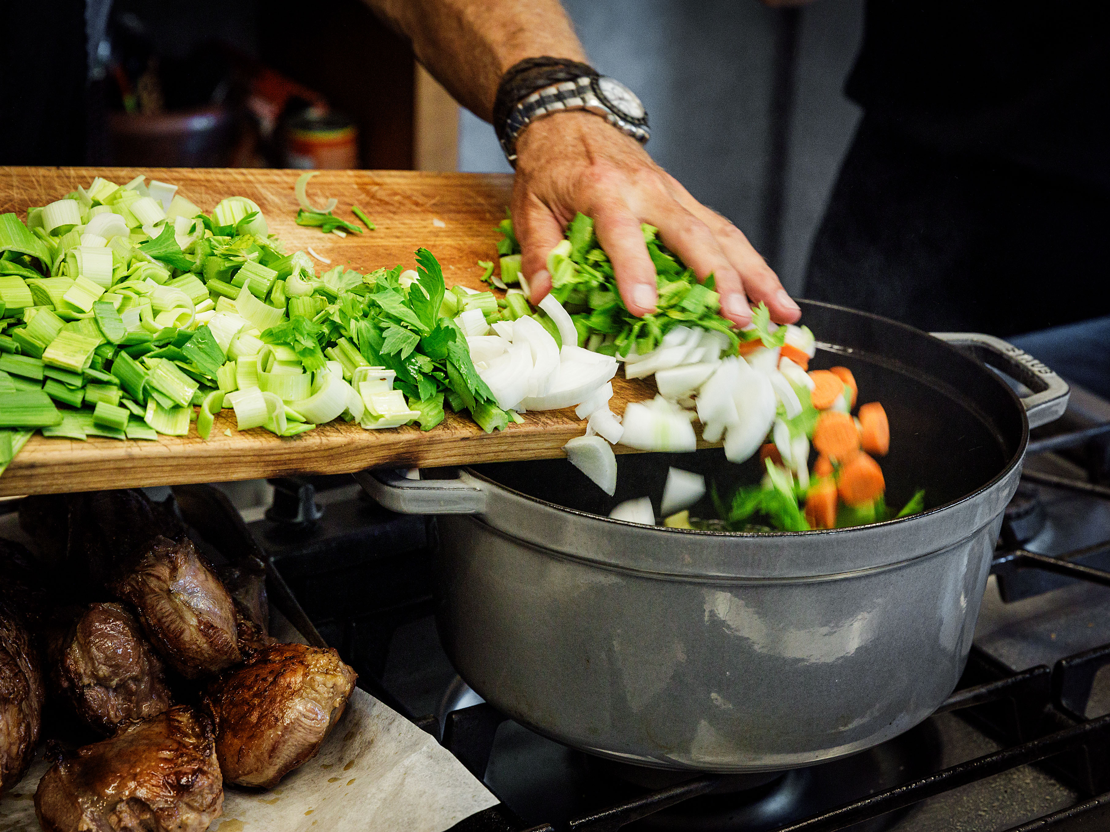 Schritt 2: Das Gemüse im Schmortopf vorsichtig anschwitzen