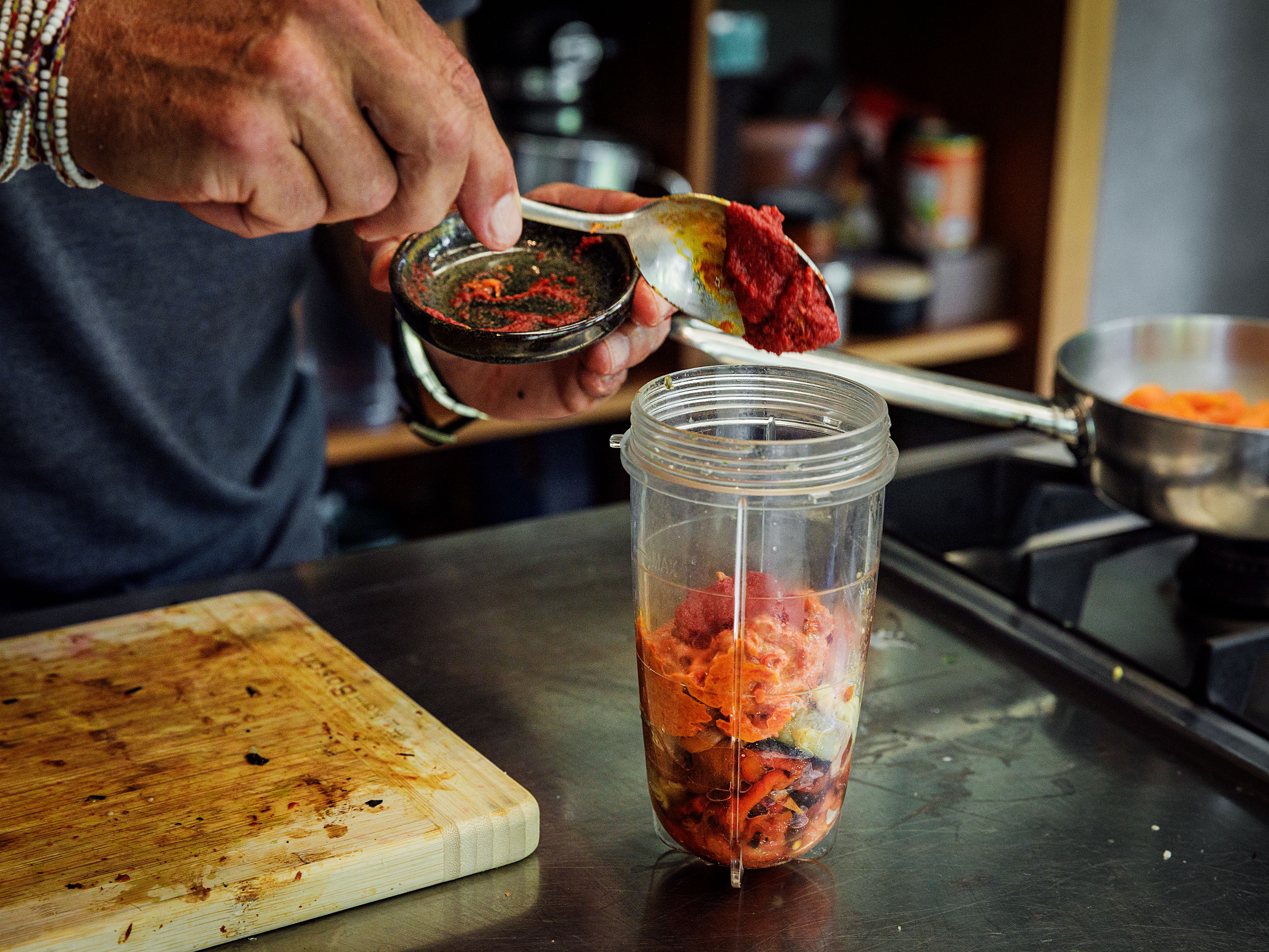 Schritt 2: Alle Zutaten in einen Mixer geben und pürieren