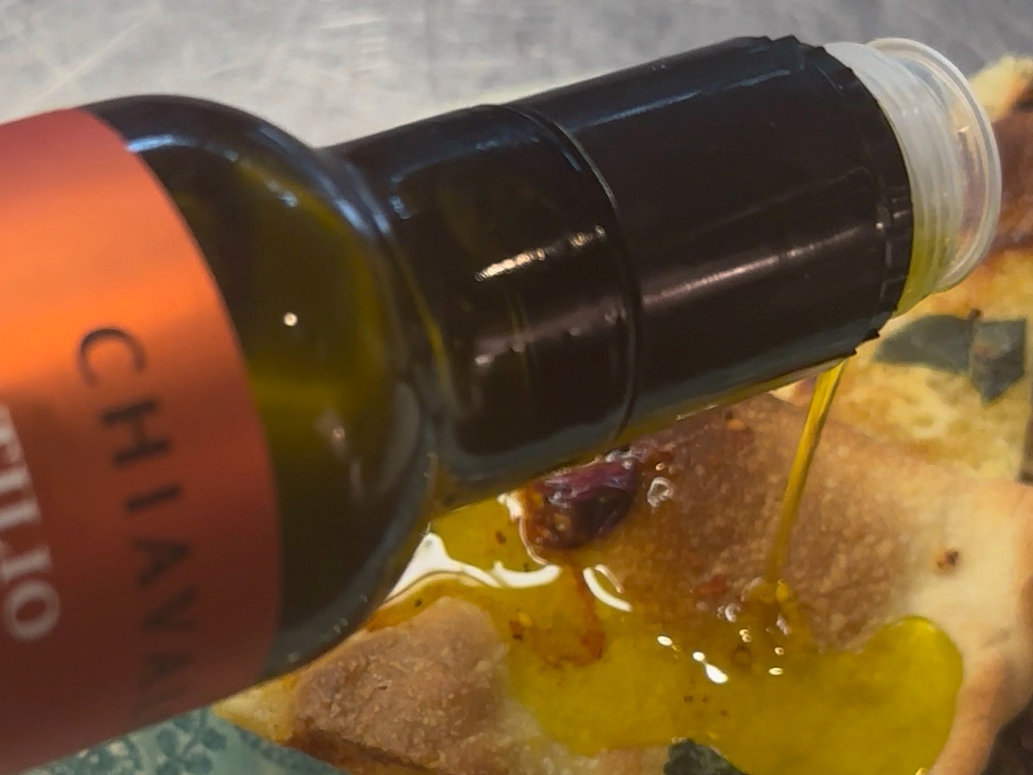 Schritt 2: Mit Olivenöl bepinseln und mit Salz bestreuen