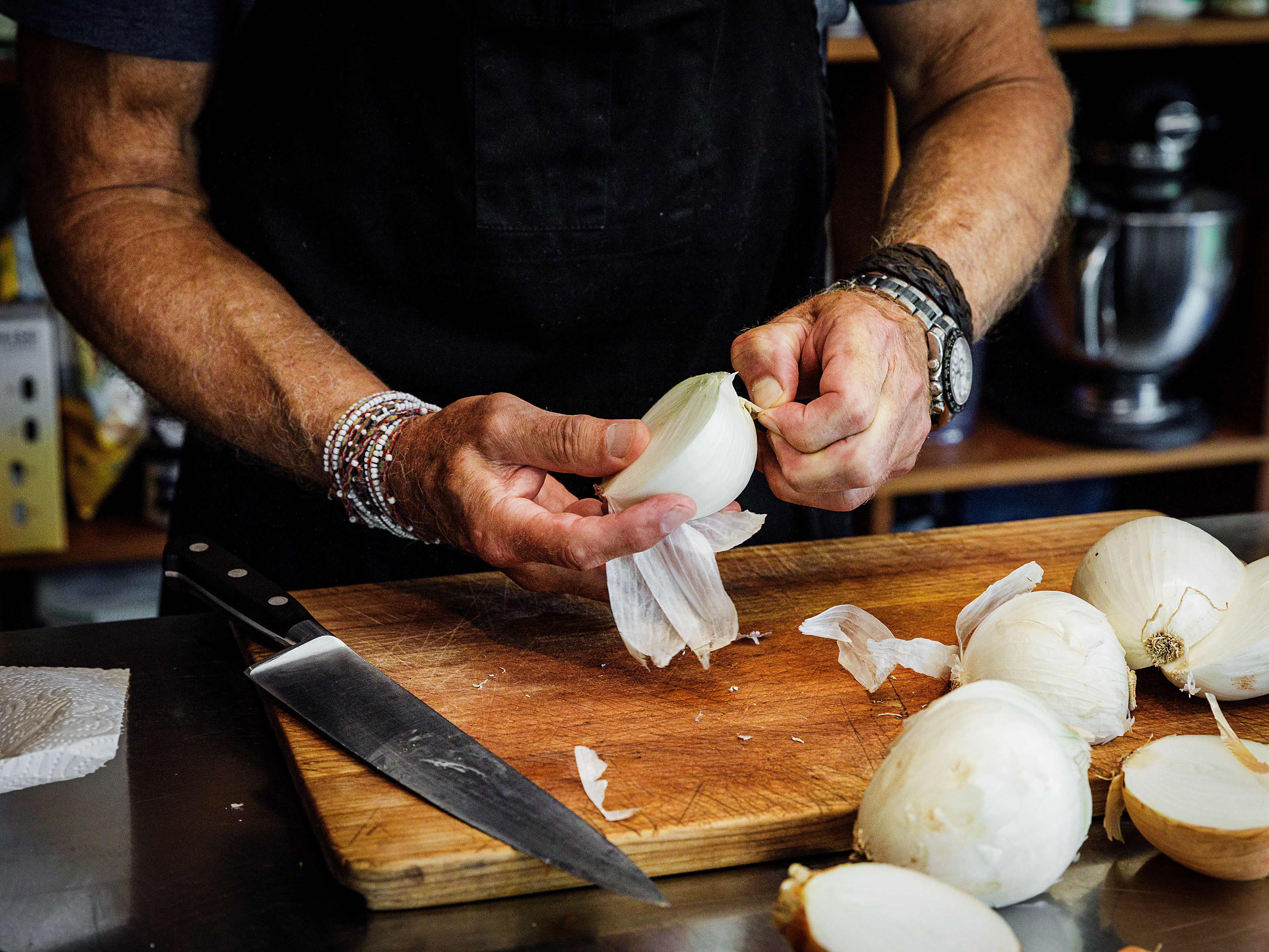 Schritt 1: Zwiebeln für Kalbsrahmgulasch nach Andreas Caminada zubereiten 