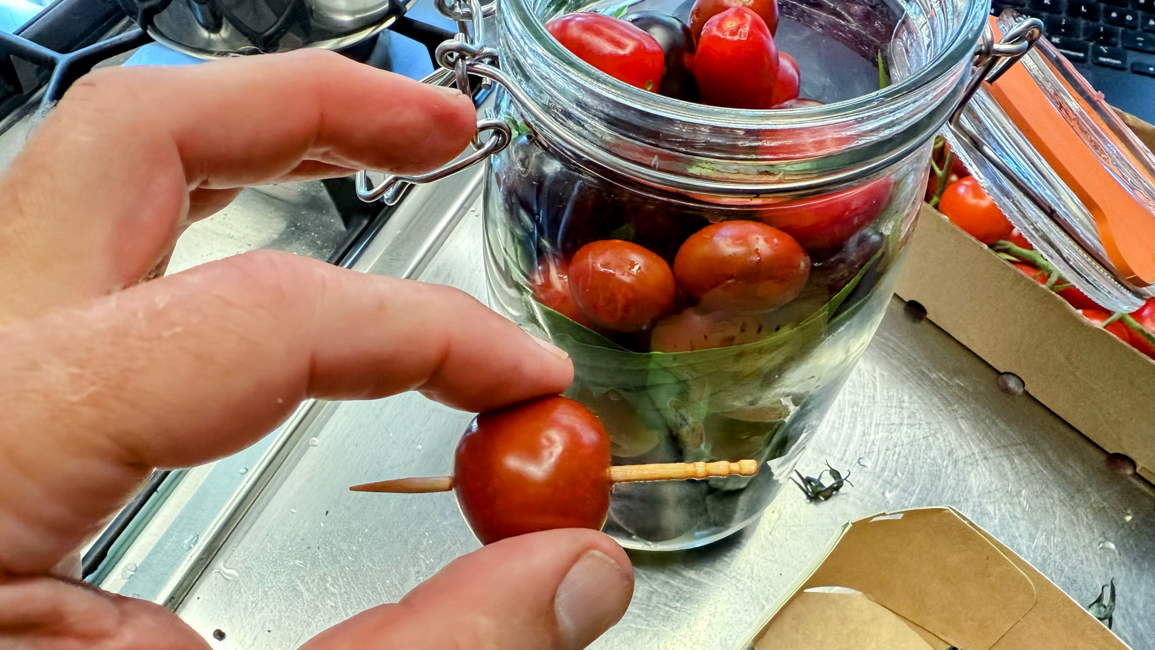 Schritt 1: Glas für Eingemachte Tomaten vorbereiten und Tomaten einlegen  
