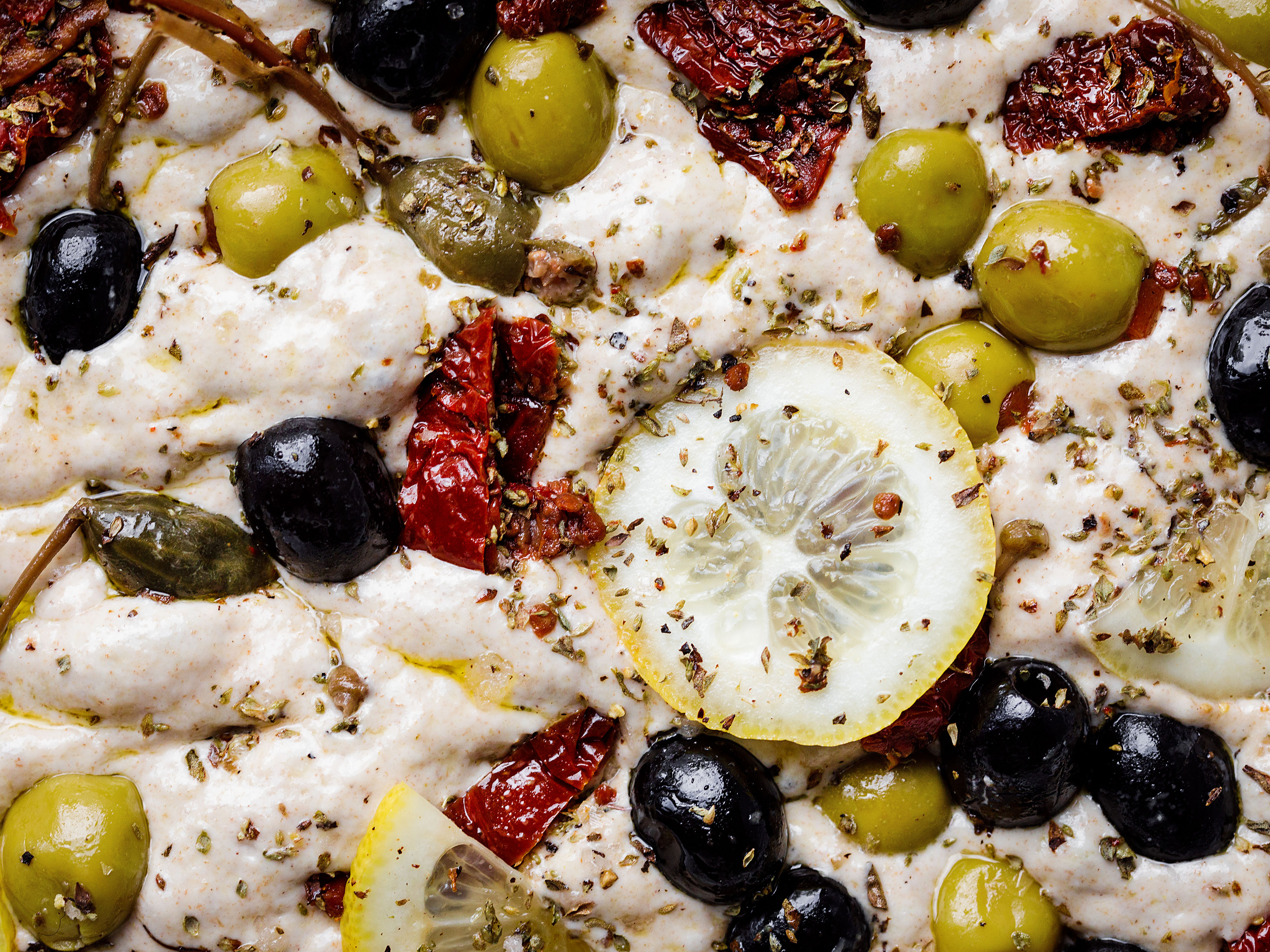 Schritt 3: Den Teig etwas zusammenstossen, auf einer geölten Oberfläche zu einem passenden Rechteck formen und in die Form legen