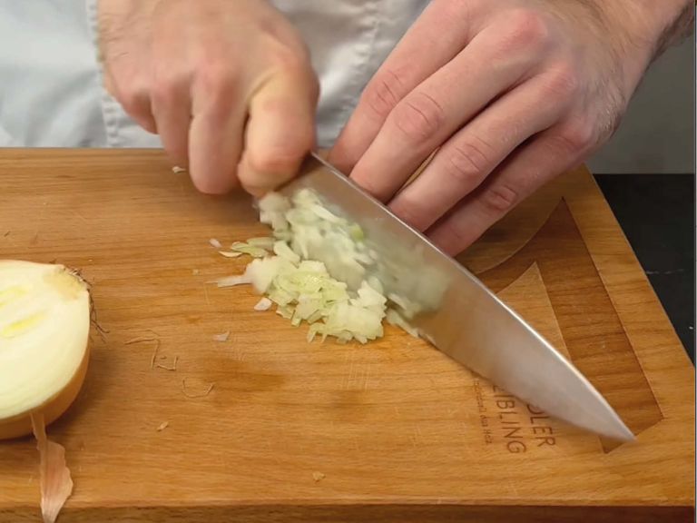 Stepp 3: Zwiebeln würfeln Stepp 3: Zwiebeln würfeln
