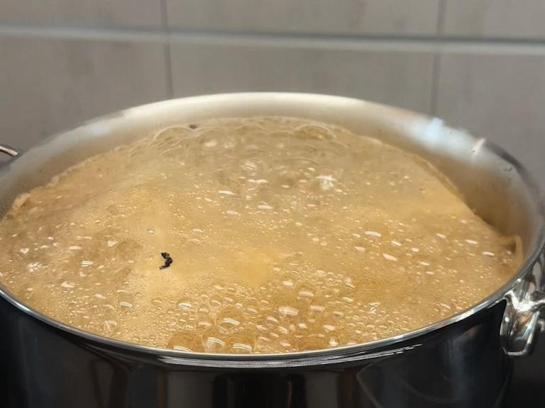 Step 3: Wasser für 15 Minuten stark kochen lassen Step 3: Wasser für 15 Minuten stark kochen lassen