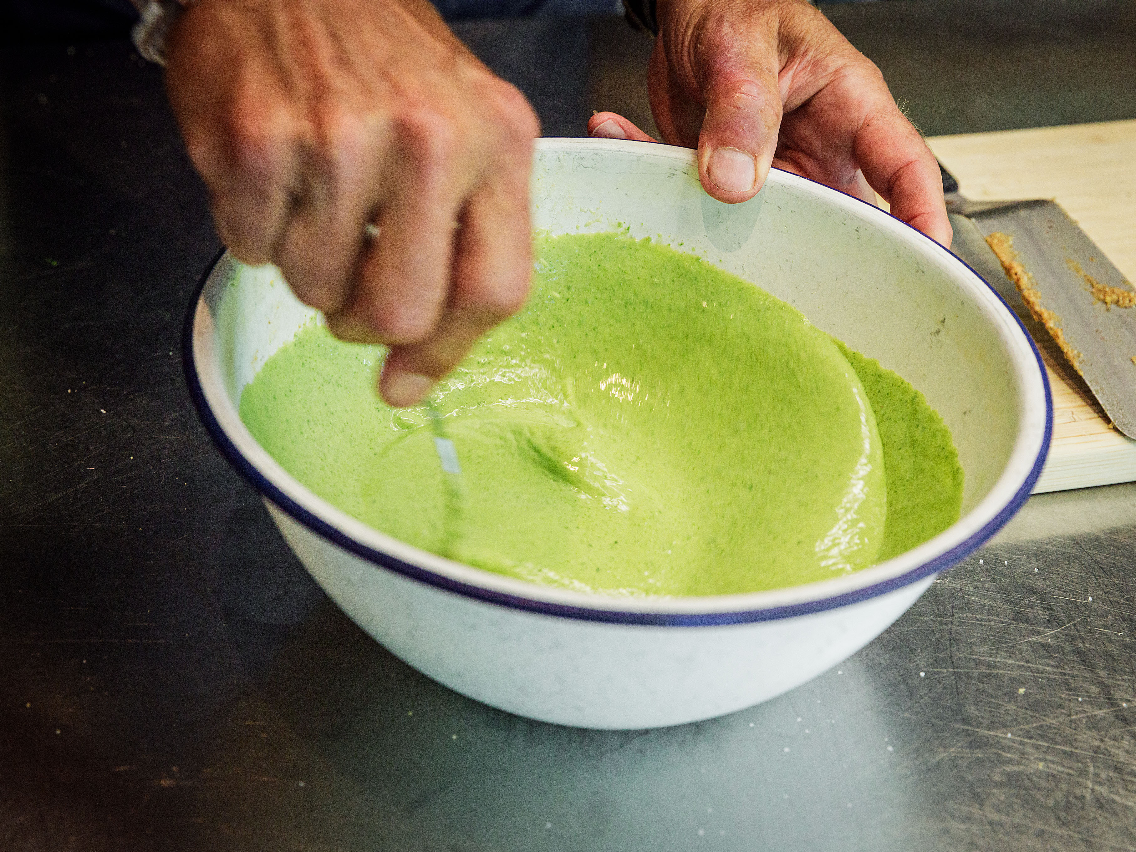 Schritt 2: In einer grossen Schüssel das Basilikumpüree mit der gezuckerten Kondensmilch gut verquirlen