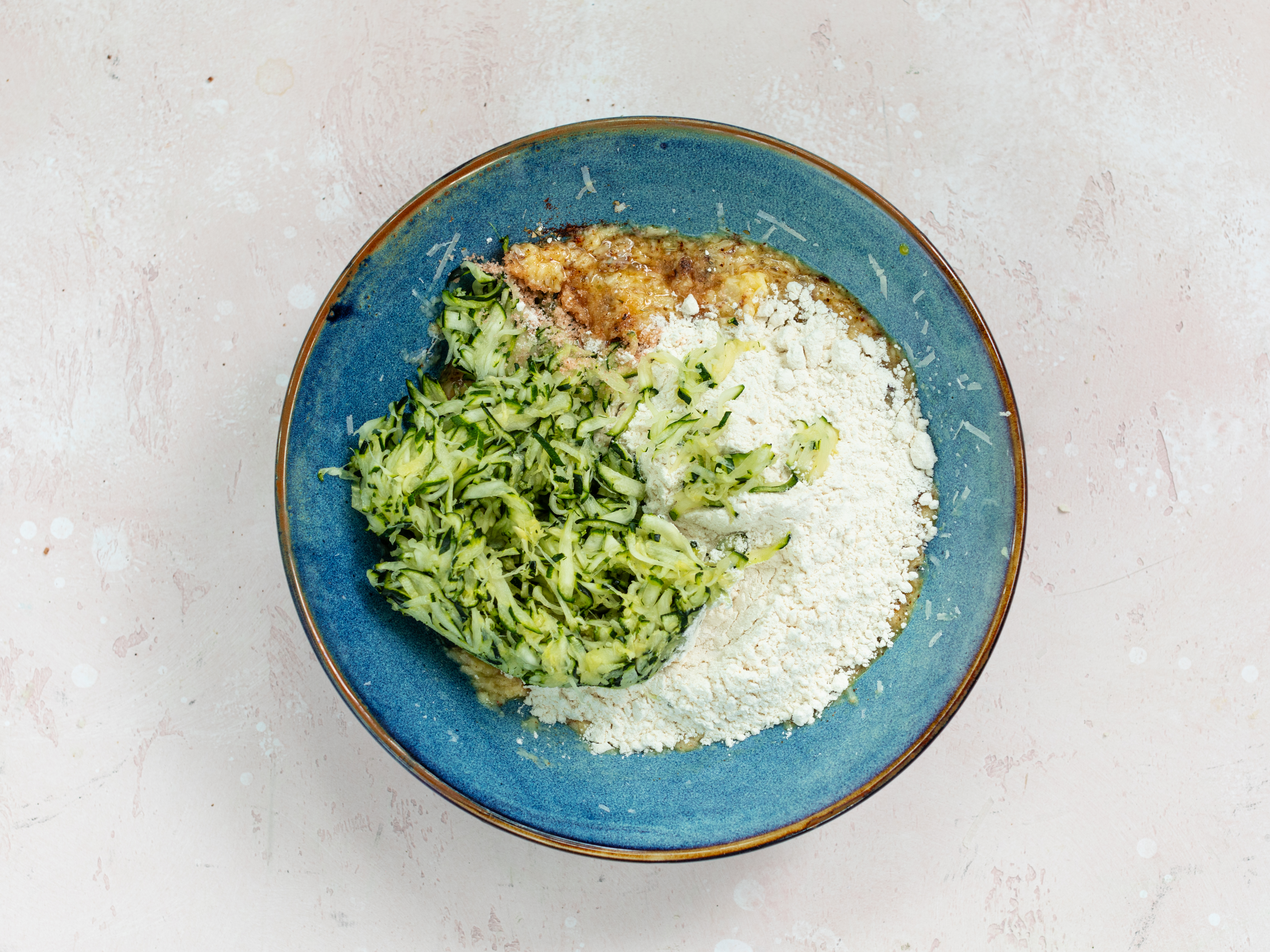 Schritt 2: Teig für Zucchini-Parmesan-Waffeln herstellen 