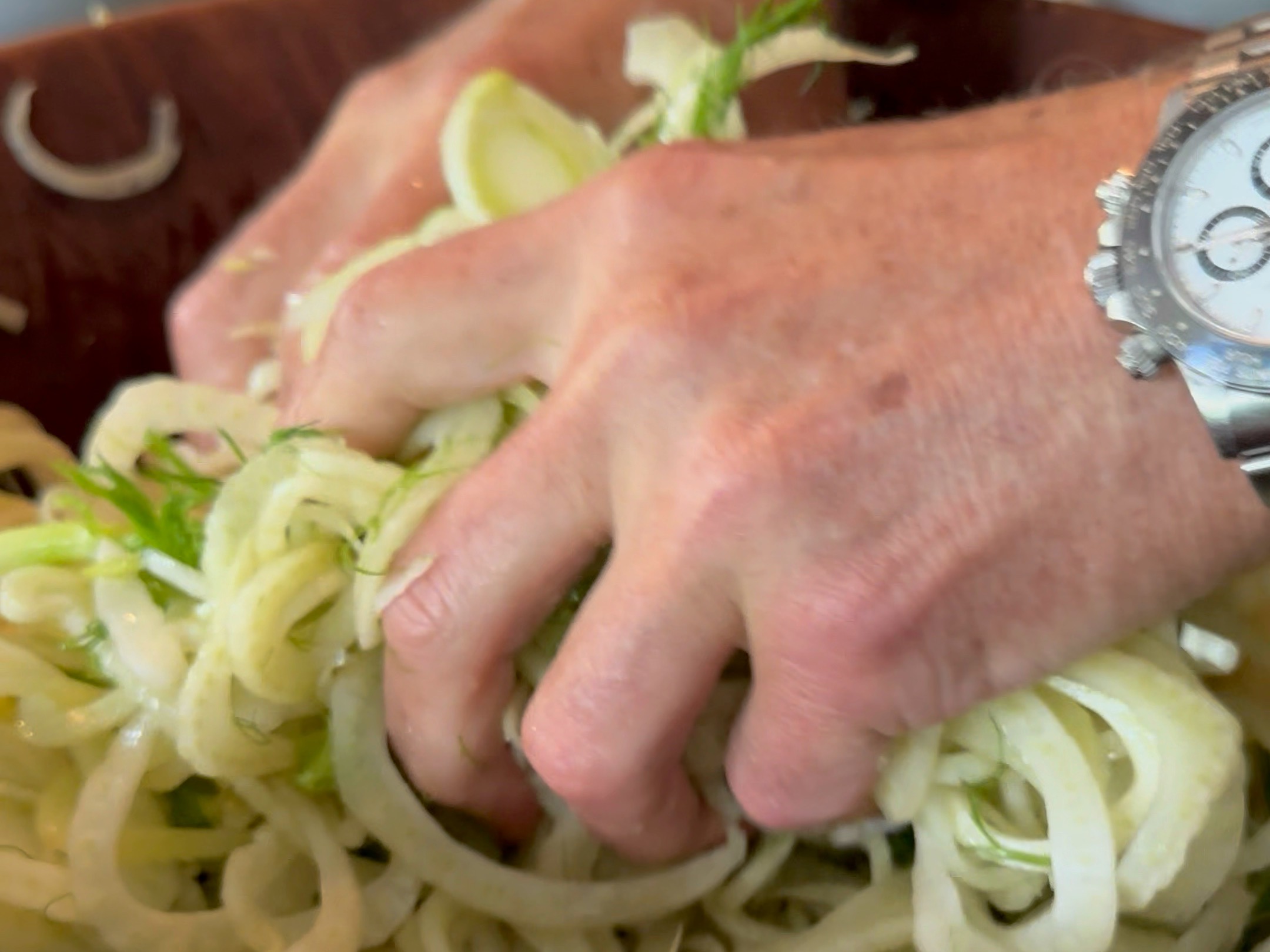 Schritt 2:  Salzen und Fenchel für Wild fermentierte Fenchel mit Orangen einmachen 